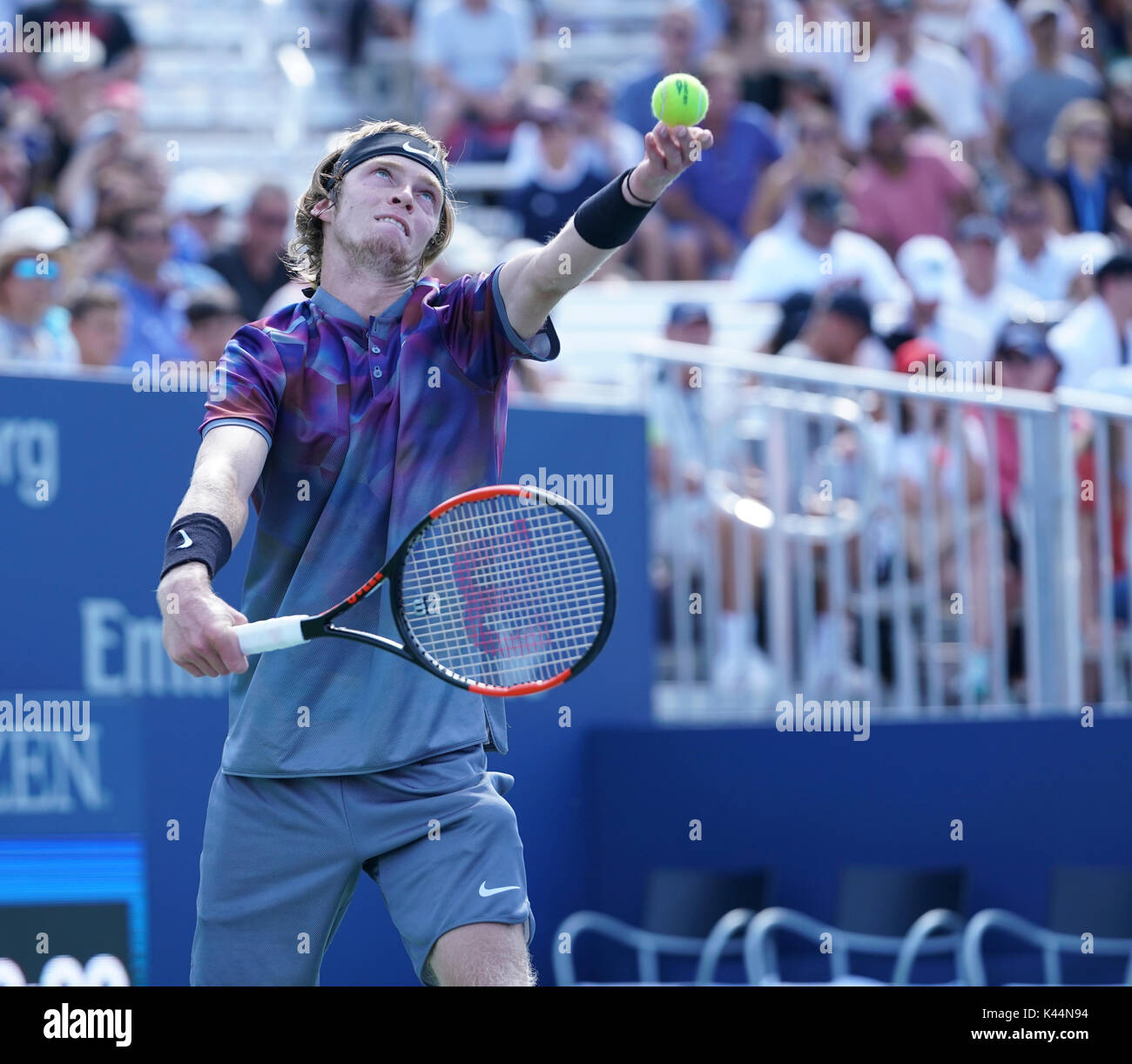 New York, Vereinigte Staaten. 04 Sep, 2017. New York, NY, USA - September 4, 2017: Andrej Rublev Russlands dient während der Match gegen David Goffin Belgien bei uns Offene Meisterschaften an Billie Jean King National Tennis Center Credit: Lev radin/Alamy leben Nachrichten Stockfoto