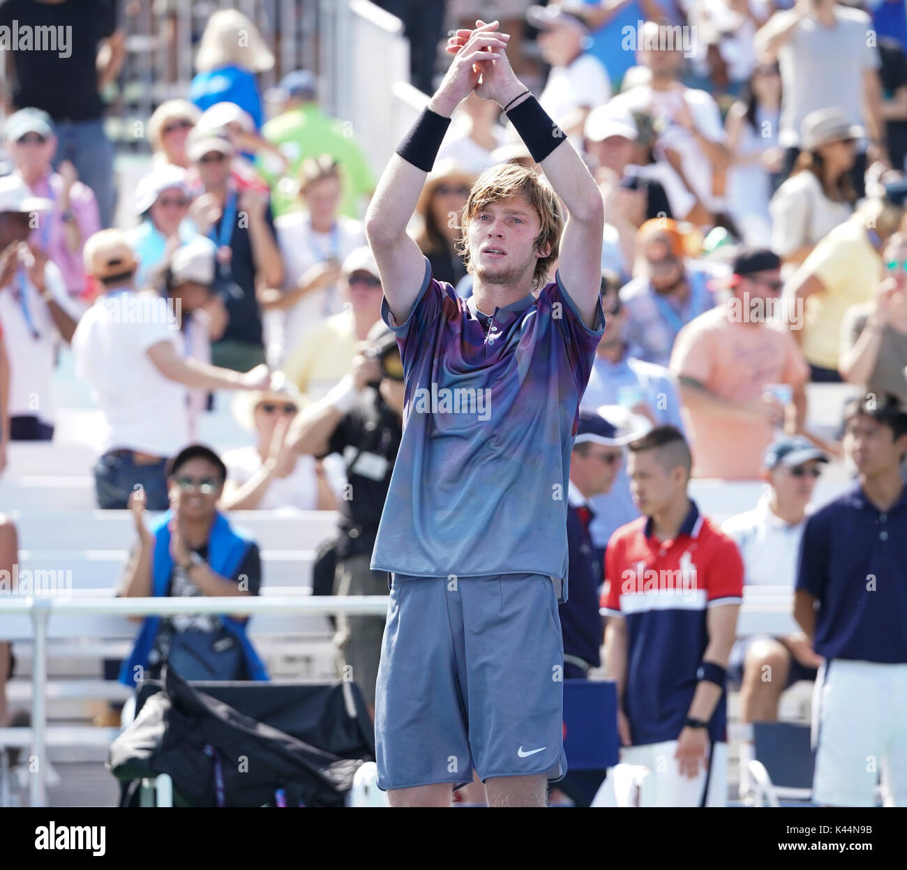 New York, Vereinigte Staaten. 04 Sep, 2017. New York, NY, USA - September 4, 2017: Andrej Rublev von Russland feiert Sieg gegen David Goffin Belgien bei uns Offene Meisterschaften an Billie Jean King National Tennis Center Credit: Lev radin/Alamy leben Nachrichten Stockfoto