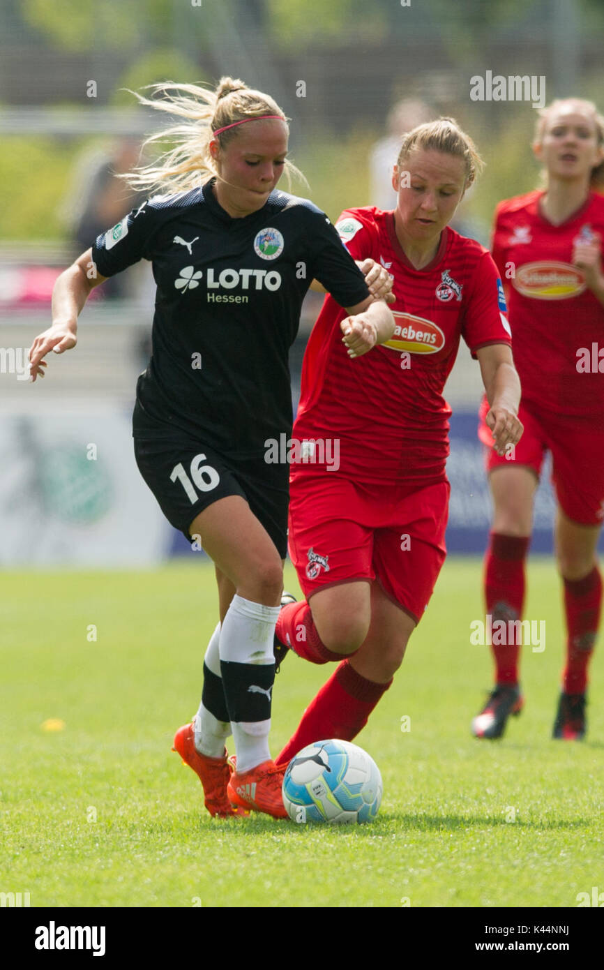 Janina HECHLER (li., F) gegen Kristina HILD (K), Aktion, Zweikampf, Fussball Frauen 1. Bundesliga, 1. Spieltag, 1.FFC Frankfurt (F) - 1.FC Köln (K) 2:0, am 03.09.2017 in Frankfurt/Deutschland. | Verwendung weltweit Stockfoto