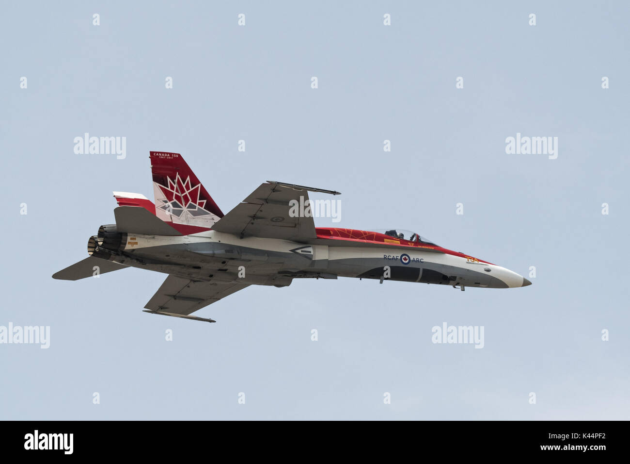 Abbotsford, British Columbia, Kanada. 12 Aug, 2017. Eine McDonnell Douglas CF-18 Kampfjets der Royal Canadian Air Force (Rcaf), in speziellen gemalt'' Kanada 150'' Livery, führt eine Antenne Anzeige an der Abbotsford International Airshow. Credit: bayne Stanley/ZUMA Draht/Alamy leben Nachrichten Stockfoto