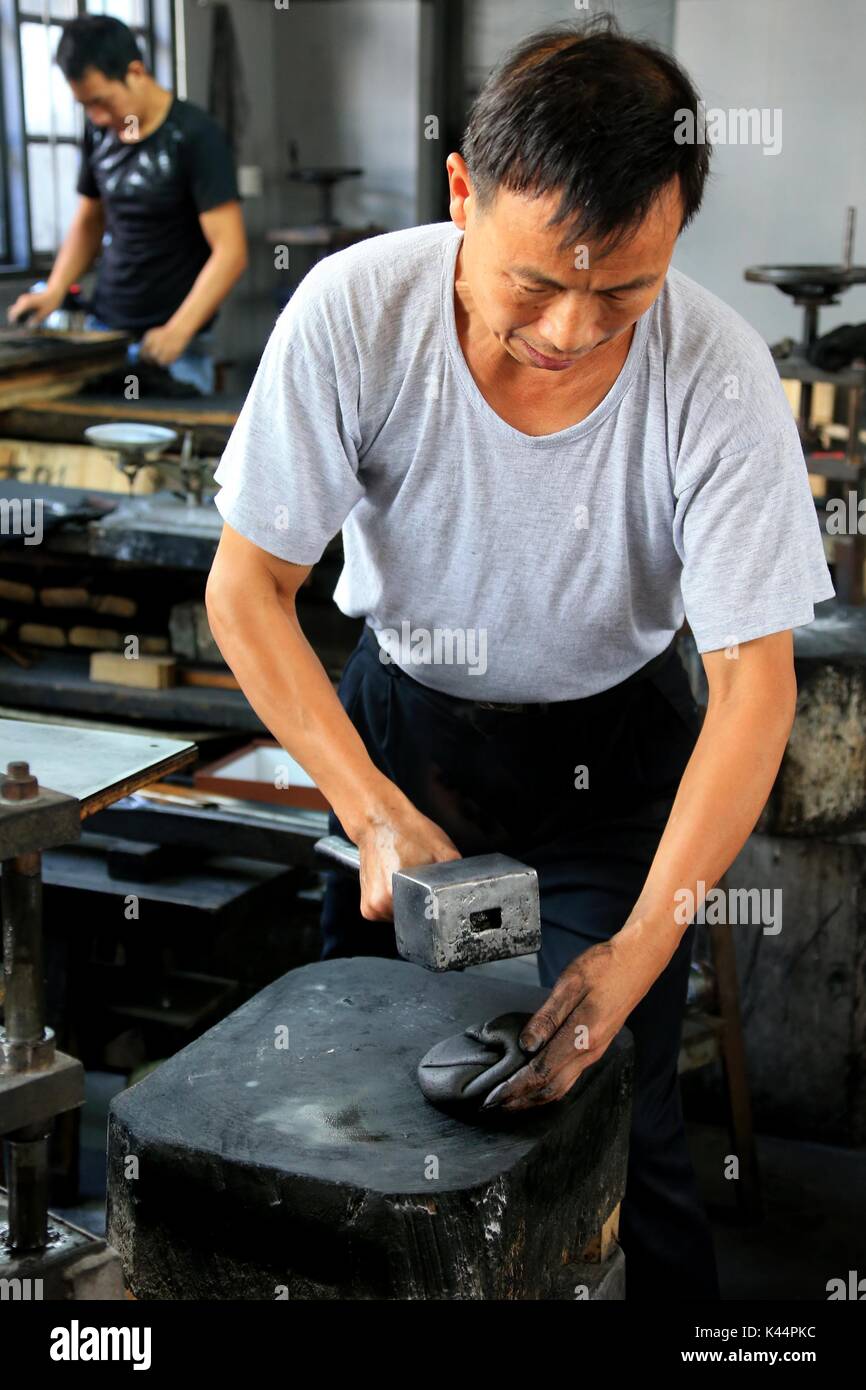 Huangshan, Anhui Chinas Provinz. 4. Sep 2017. Ein Arbeitnehmer, der Tempel der inkstick Schlamm vor der Gestaltung auf einem Workshop des Alten Hu Kaiwen Shexian Inkstick Werk im County in der ostchinesischen Provinz Anhui, Sept. 4, 2017. Die Fabrik ist bekannt für seine Produktion von Huizhou inksticks, die die Premiere Chinesische Tinte von Ruß bekannt gemacht. Heute ist die inksticks in Shexian produziert haben, wurde eine Art von Kunstwerken, nicht nur unter den Malern und Kalligraph, sondern auch um die Kollektoren. Credit: Shi Guangde/Xinhua/Alamy leben Nachrichten Stockfoto