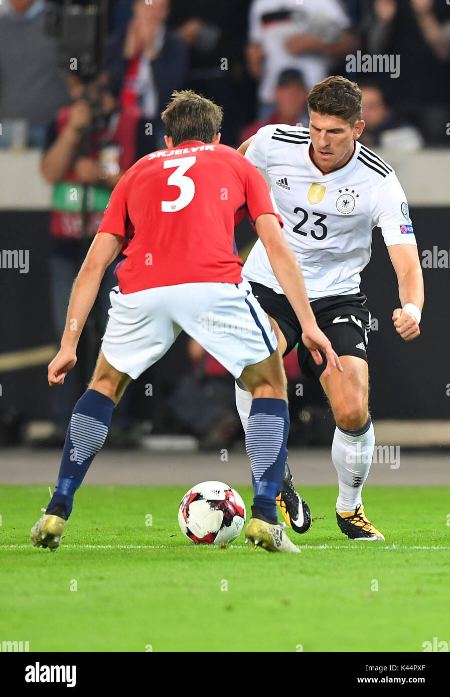 Stuttgart, Deutschland. 04 Sep, 2017. In Deutschland Mario Gomez (R) und Norwegens Joergen Skjelvik wetteifern um die Kugel während der Fußball WM Qualifikation Gruppe Gruppenspiel zwischen Deutschland und Norwegen in der Mercedes-Benz Arena in Stuttgart, Deutschland, 04. September 2017. Foto: Sebastian Gollnow/dpa/Alamy leben Nachrichten Stockfoto