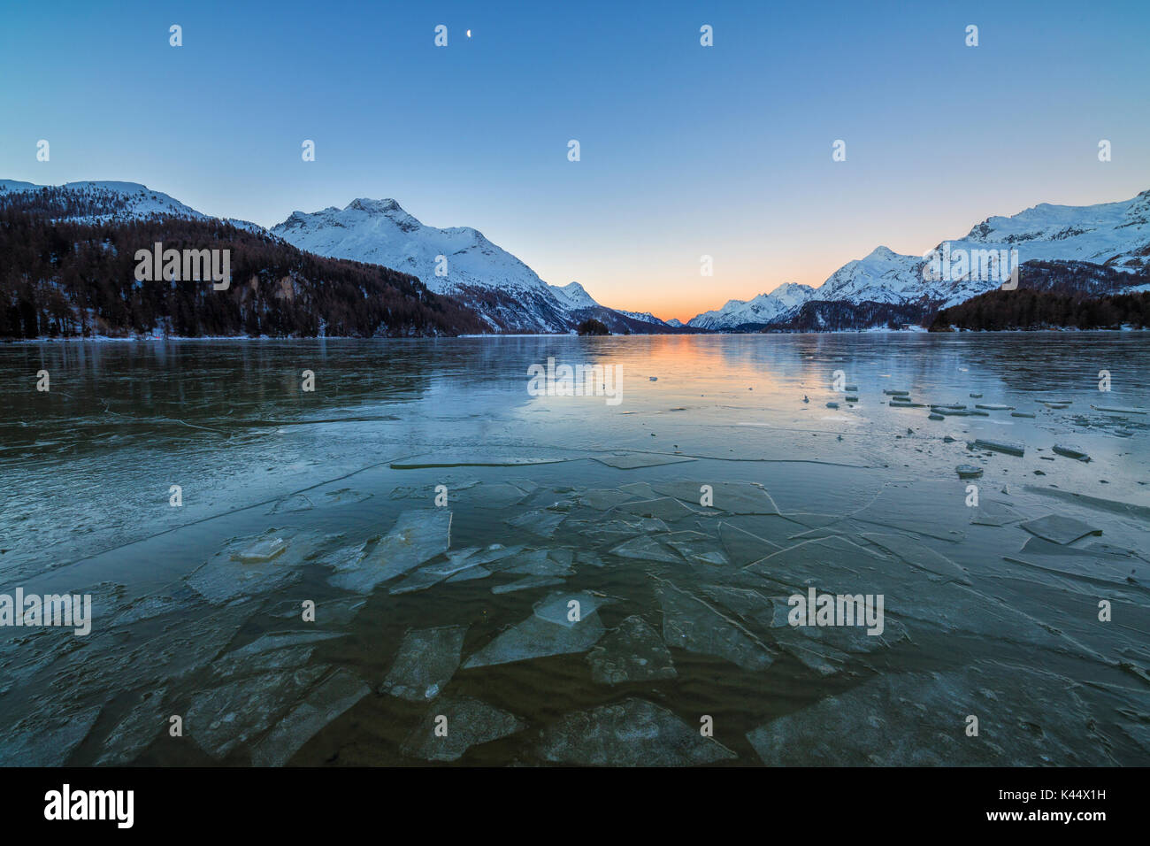 Eisschollen auf der Oberfläche der Silsersee in einem kalten Wintermorgen im Morgengrauen Oberengadin Kanton Graubünden Schweiz Europa Stockfoto