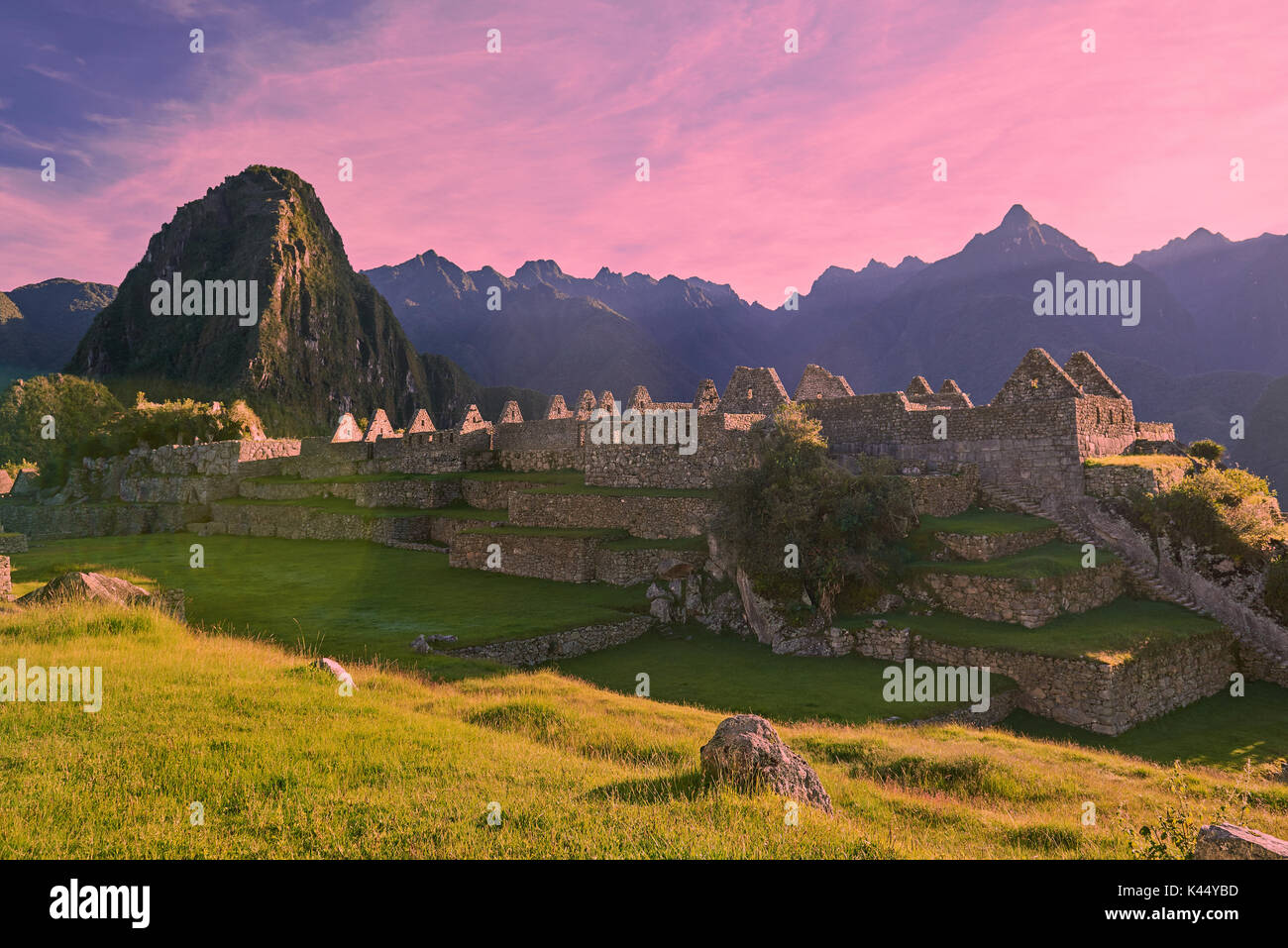 Rosa sunrise Licht über Machu Picchu antike Stadt. Peru Tourismus Ziel Stockfoto