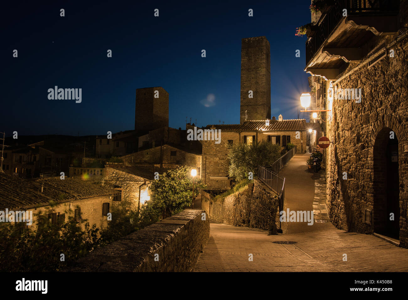 Foto von San Gimignano in der Nacht. Stockfoto