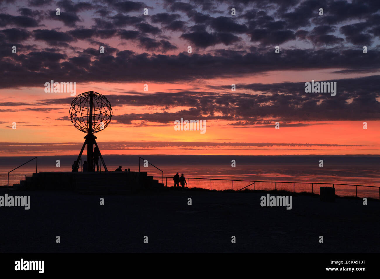 Sonnenuntergang über den Globus statue am Nordkap, dem nördlichsten Punkt auf dem europäischen Festland Stockfoto