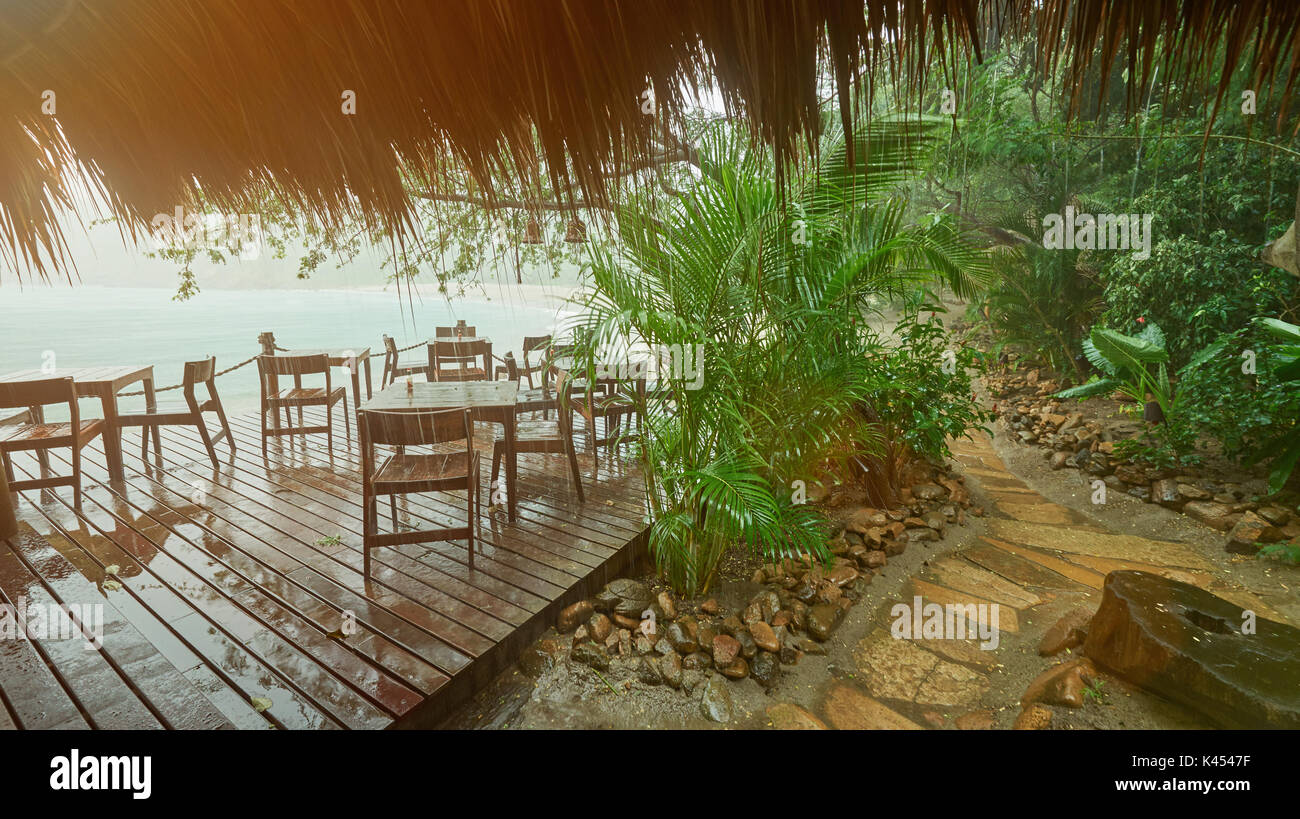 Stürmisches Wetter am Strand. Regen im Tropic Café Restaurant Stockfoto