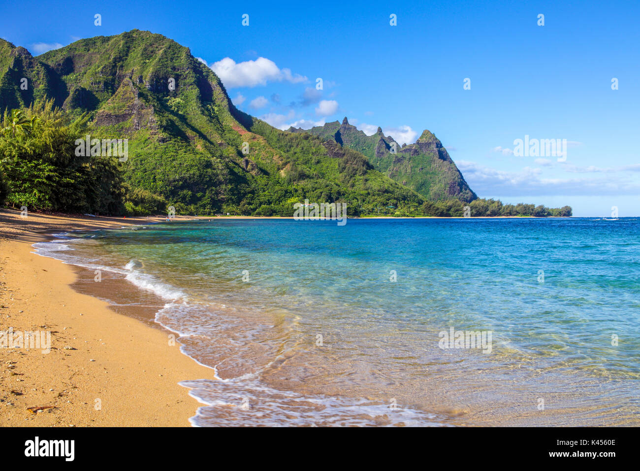 Blick auf Strand in Haena, Kauai, mit Tunnels Beach, Haena Beach Park und Mt. Makena, genannt Bali Hai, in der Entfernung Stockfoto