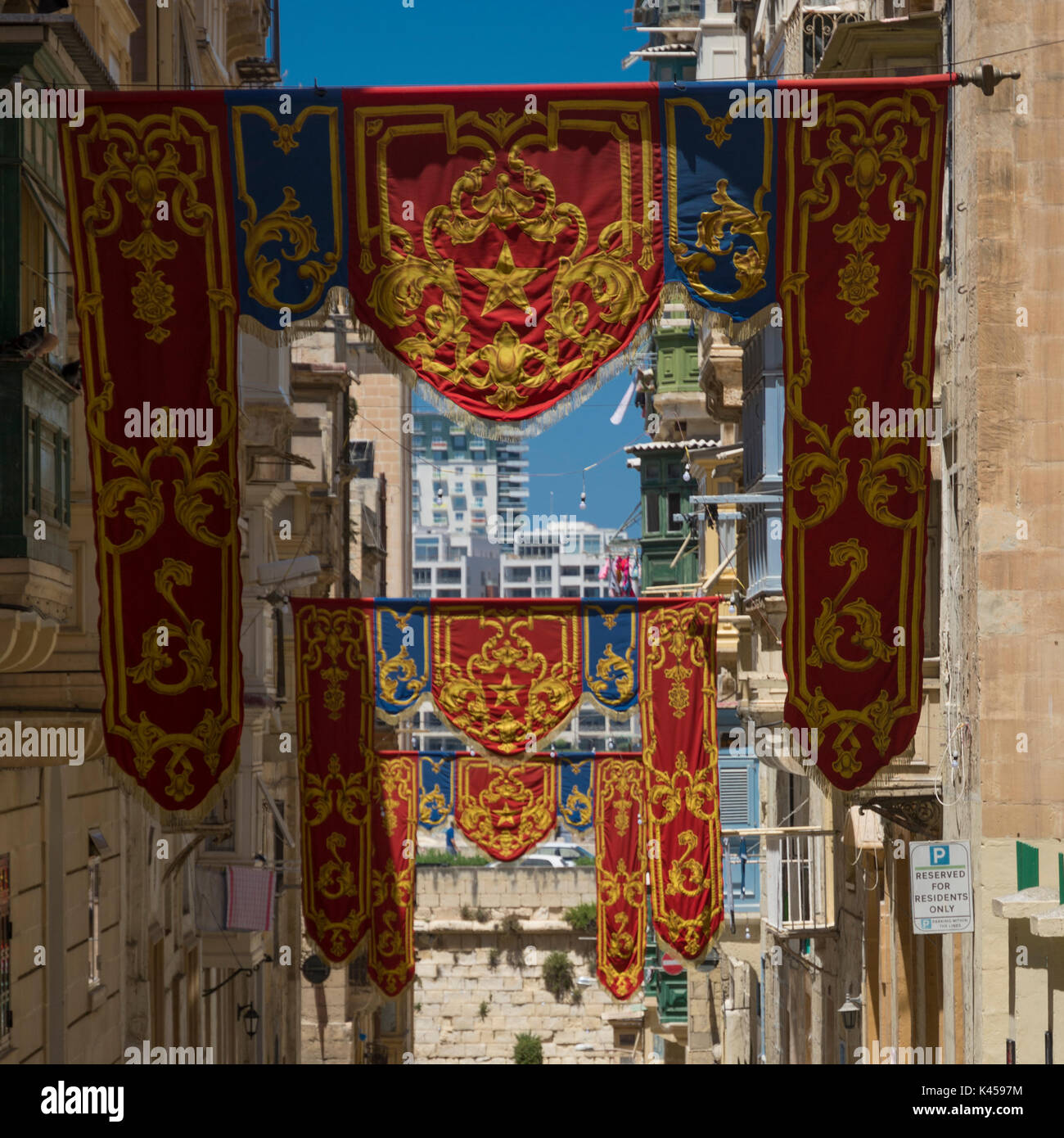 Zurück Street, Valletta, Malta mit dekorativer Banner Stockfoto