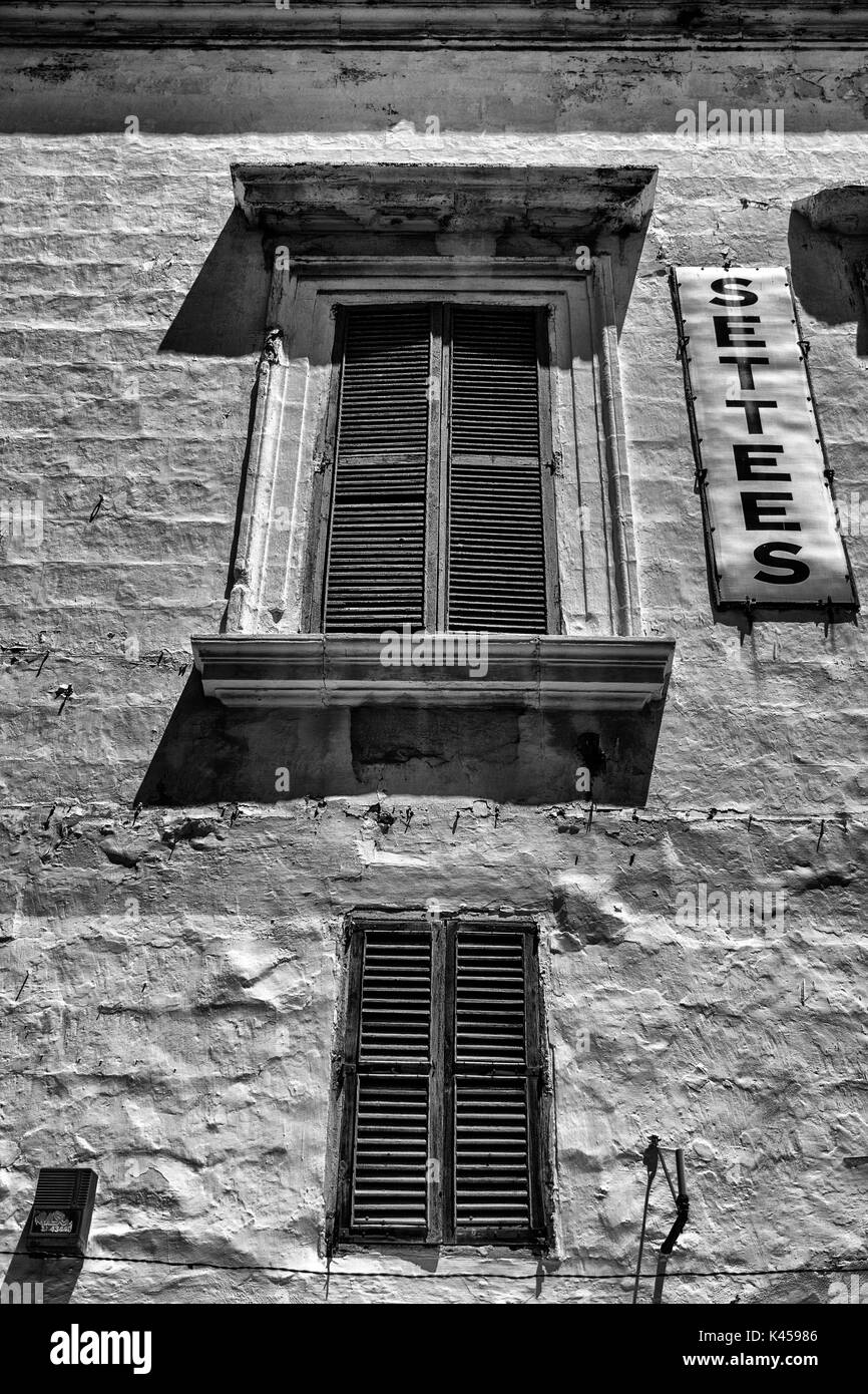 Schwarz-weiß Foto von geschlossenen Fensterläden, Valletta, Malta Stockfoto