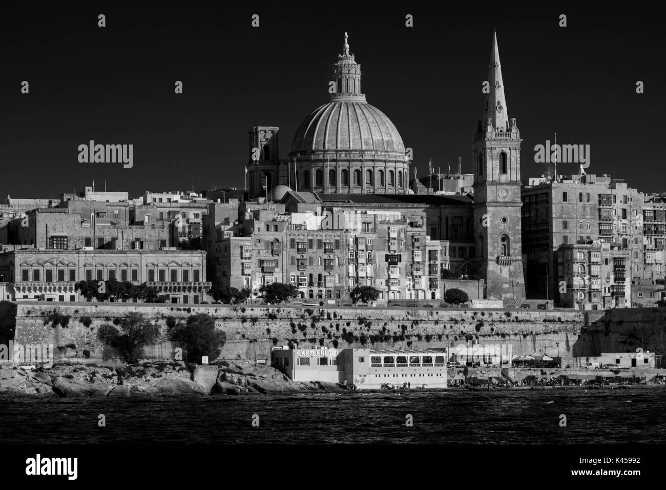 Malerische Sommer Blick auf Valletta, die Hauptstadt von Malta, gegenüber von Sliema, mit Blick auf den Hafen von Marsamxett Stockfoto