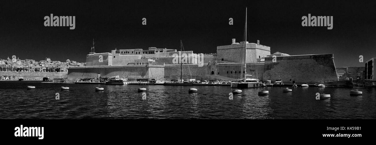 Schwarz-weiß Foto von Fort St. Angelo, Nouméa vom Grand Harbour, Malta Stockfoto