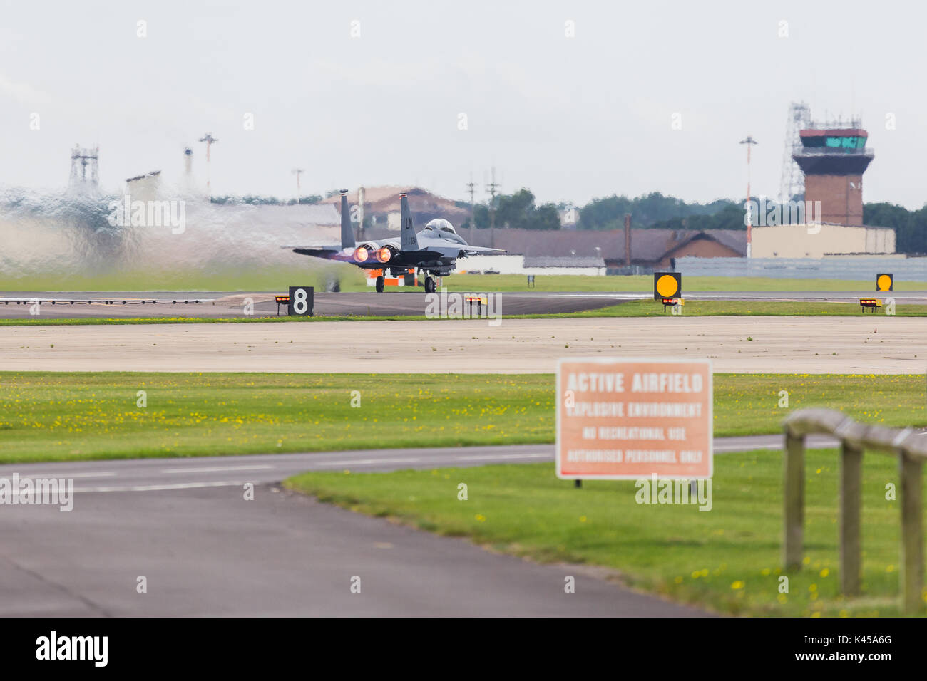 Ein USAF F-15 E Strike Eagle von der 494th Fighter Squadron schaltet das mit dem nachbrenner aus Start- und Landebahn. Stockfoto