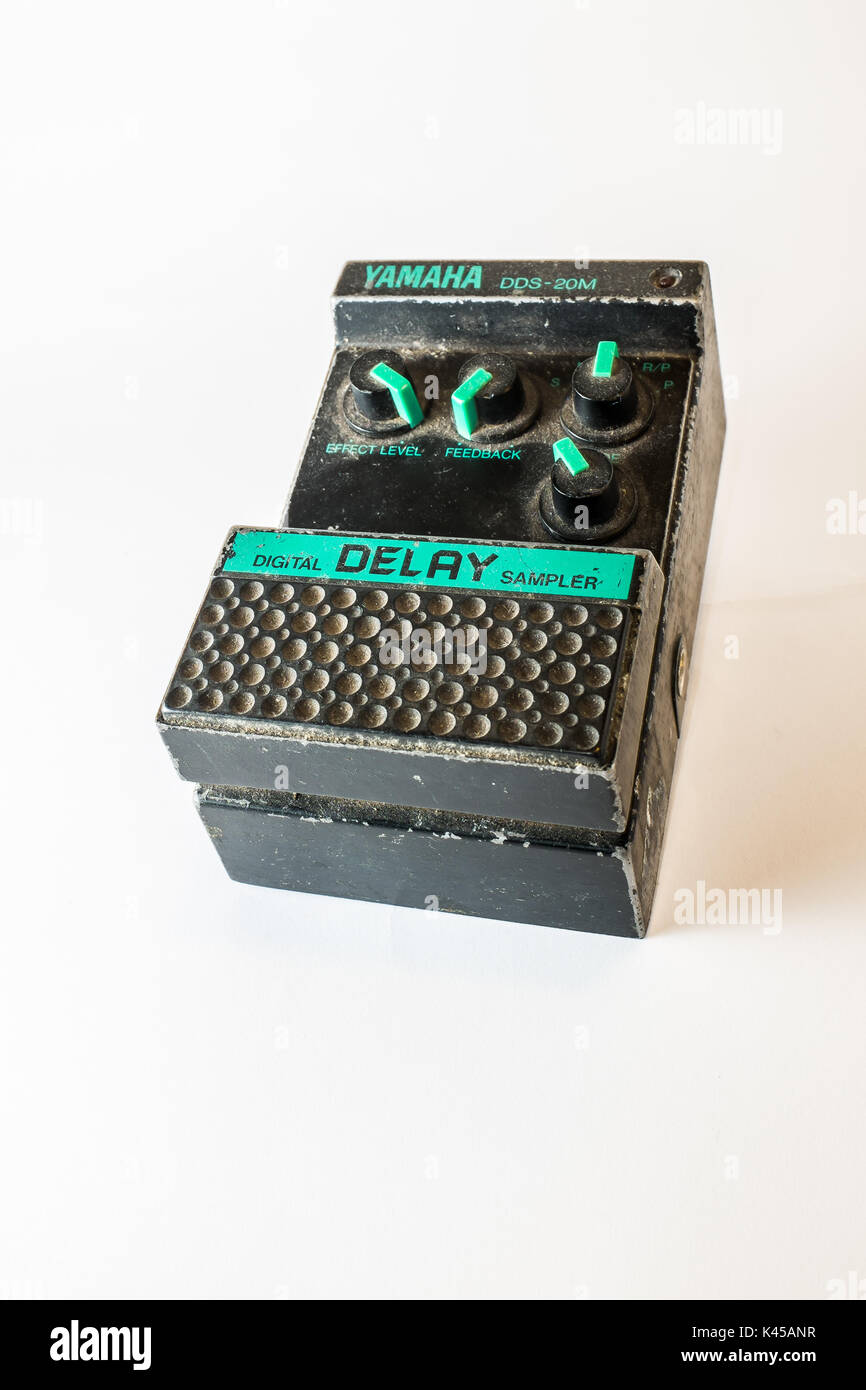 Vintage Yamaha Digital Delay Pedal auf neutralem Hintergrund Stockfoto