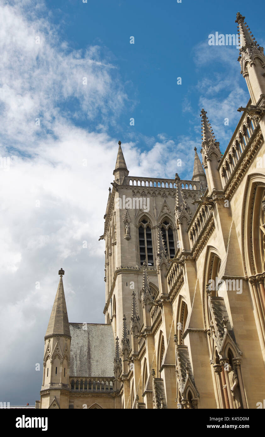 Aufrechte Fotos von cambridge im Sommer, die Fahrräder mit Körben, Einkaufsstraßen und Kings College zeigen Stockfoto
