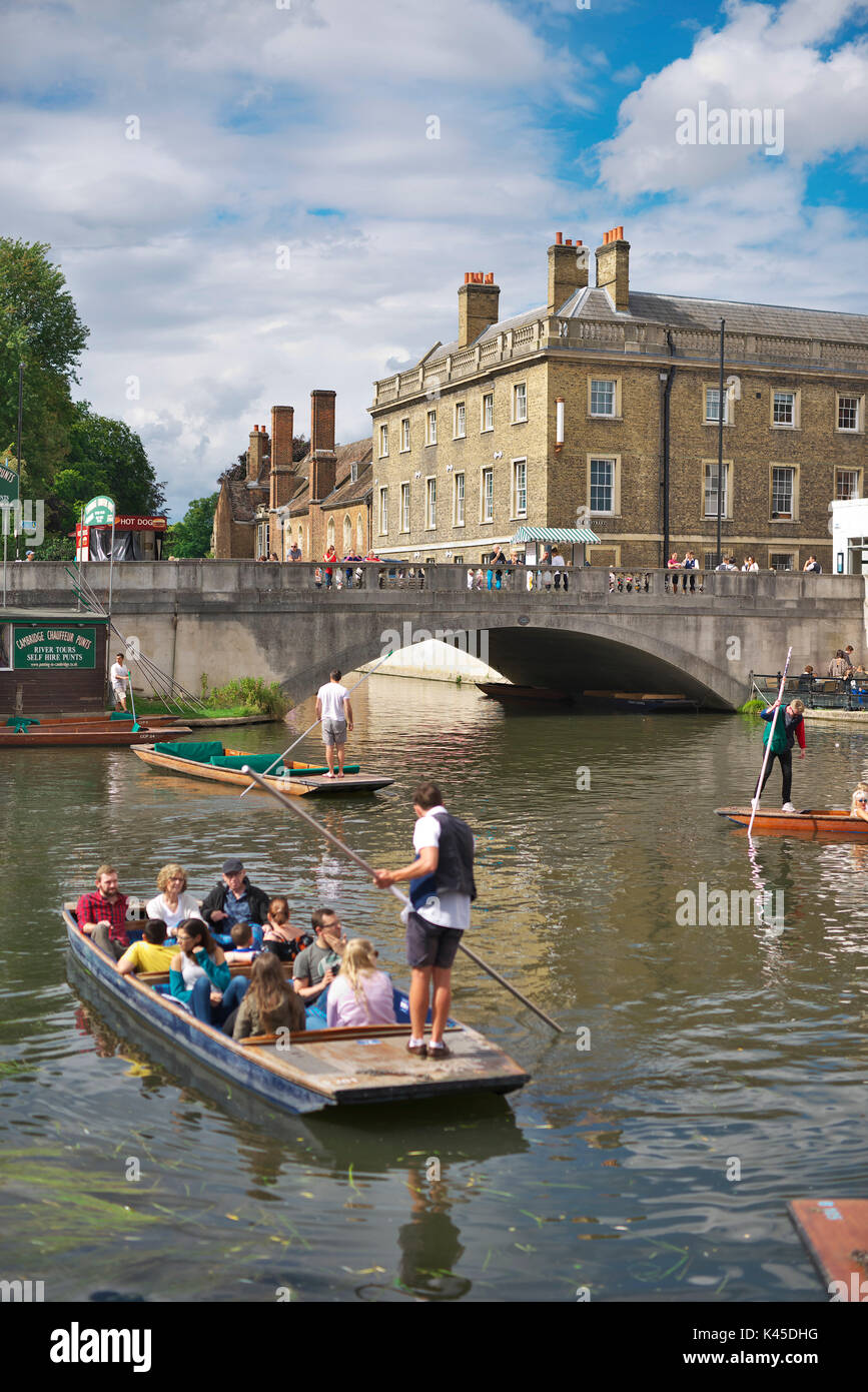 Touristen sitzen auf einem verpackten Stocherkahn auf dem Fluss Cam an einem hellen Sommertag in Cambridge Stockfoto