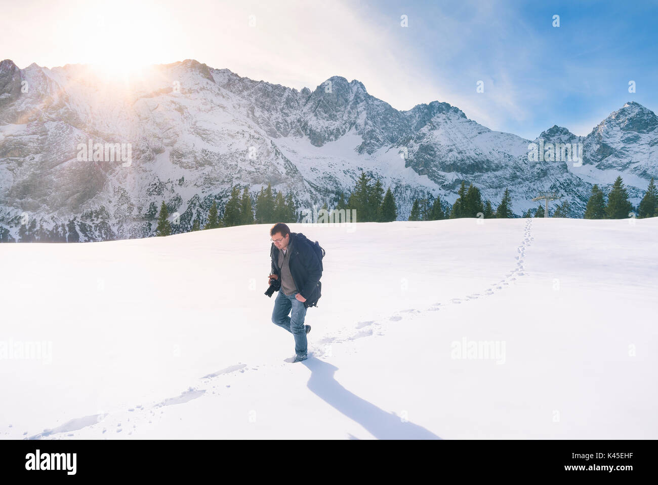 Repräsentatives Bild von der Wintersaison, mit schneebedeckten Bergen, Tannenwald und ein Mann durch eine dicke Schicht von Schnee wandern, in Ehrwald, Österreich Stockfoto Repräsentatives Bild von der Wintersaison, mit schneebedeckten Bergen, Tannenwald und ein Mann durch eine dicke Schicht von Schnee wandern, in Ehrwald, Österreich Stockfoto