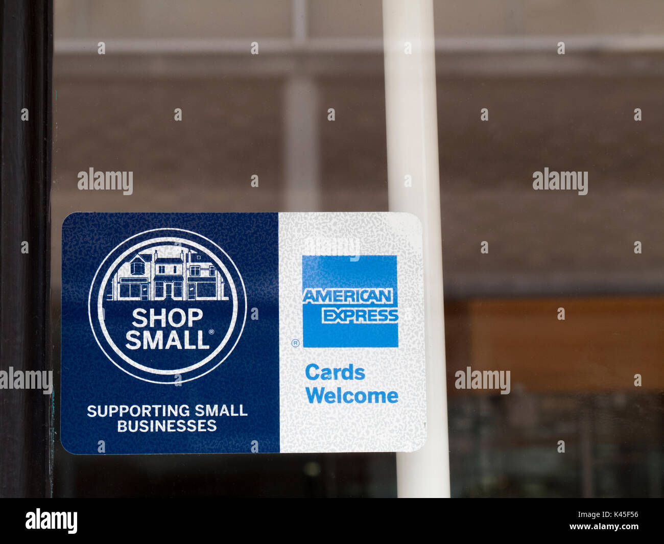 Shop Kleine und American Express Karten Willkommen Anmelden Shop Fenster Stockfoto