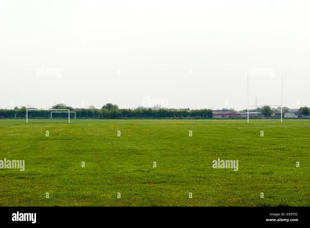 Leere/verlassene Fußball/Rugby-Feld Hintergrund, Fußball und Rugby Beiträge auf einem Feld an einem bewölkten Tag Einstellung, Bewölkte Landschaft, Sportplatz Stockfoto