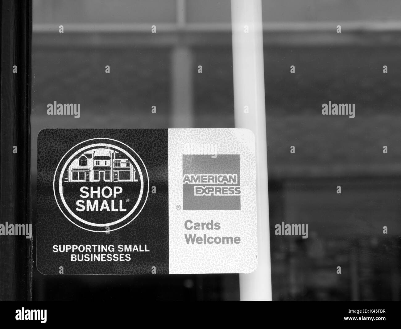 Shop Kleine und American Express Karten Willkommen Anmelden Shop Fenster Stockfoto