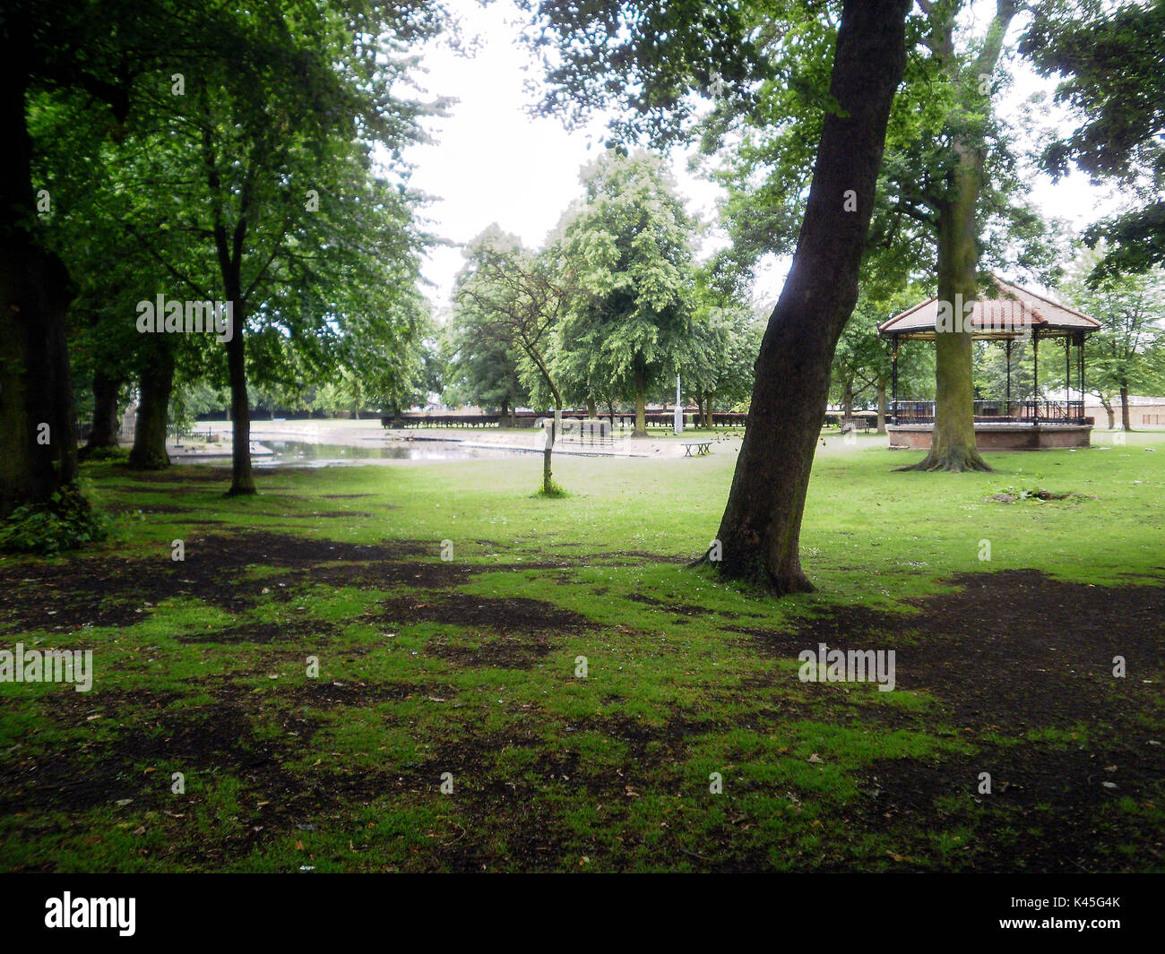 Romantische Park Tree Setting, Pavillon, Ententeich, grüner Hintergrund mit Muddy Patch Grass und mehrere Bäume, malerischer Park, Natur Setting Stockfoto