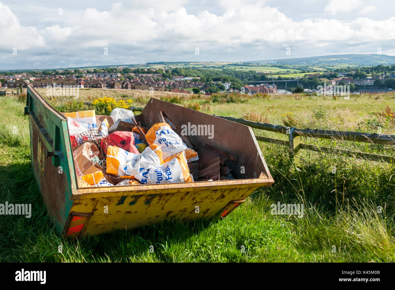 Ein überspringen Bauernhof voller Müll. in der Britischen Landschaft Stockfoto