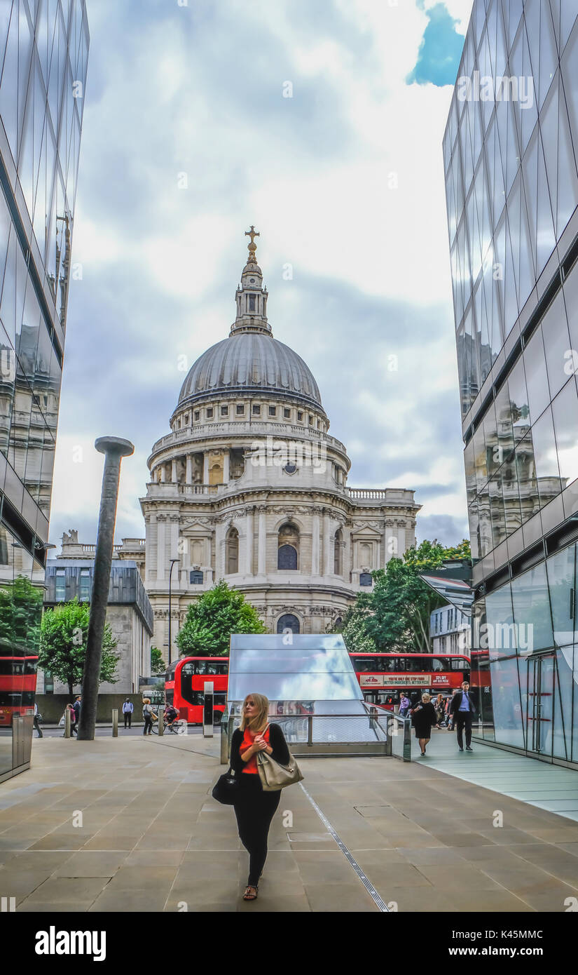 St. Paul's, London, UK - August 3, 2017: ein Blick auf die St. Paul's Kathedrale von 1 neuen ändern. Zeigt den Nagel sculture und Shopper. Stockfoto