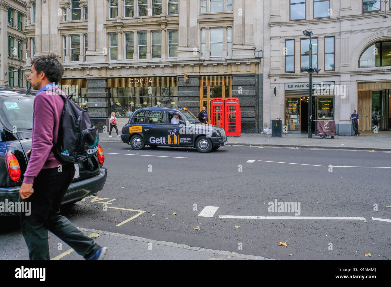 London, UK - August 3, 2017: street scene in der Stadt mit London Taxi und kultigen roten Telefonzellen. Stockfoto