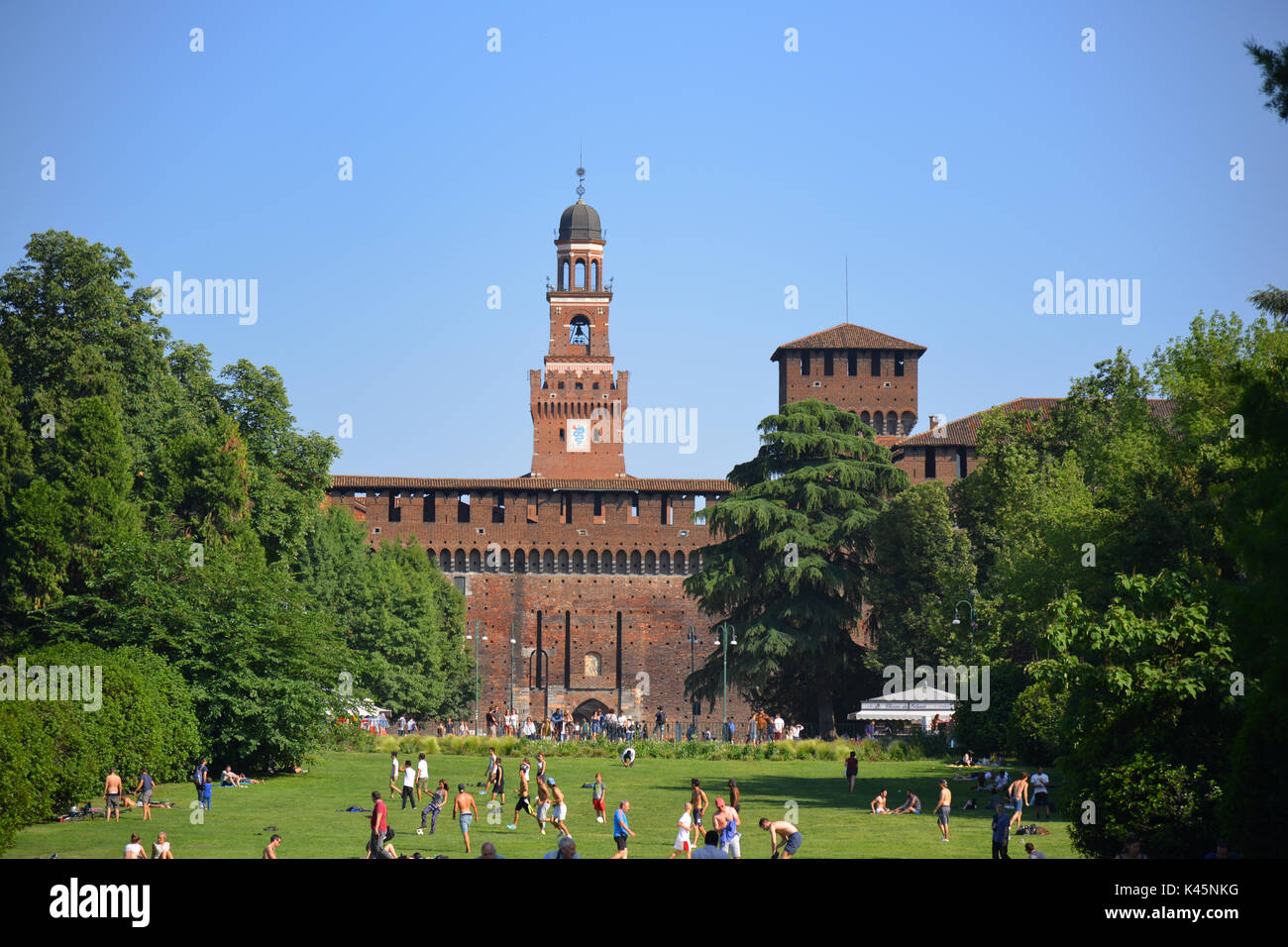 Schönen Parco Sempione und berühmten Castello Sforzesco im Herzen von Mailand, Italien Stockfoto