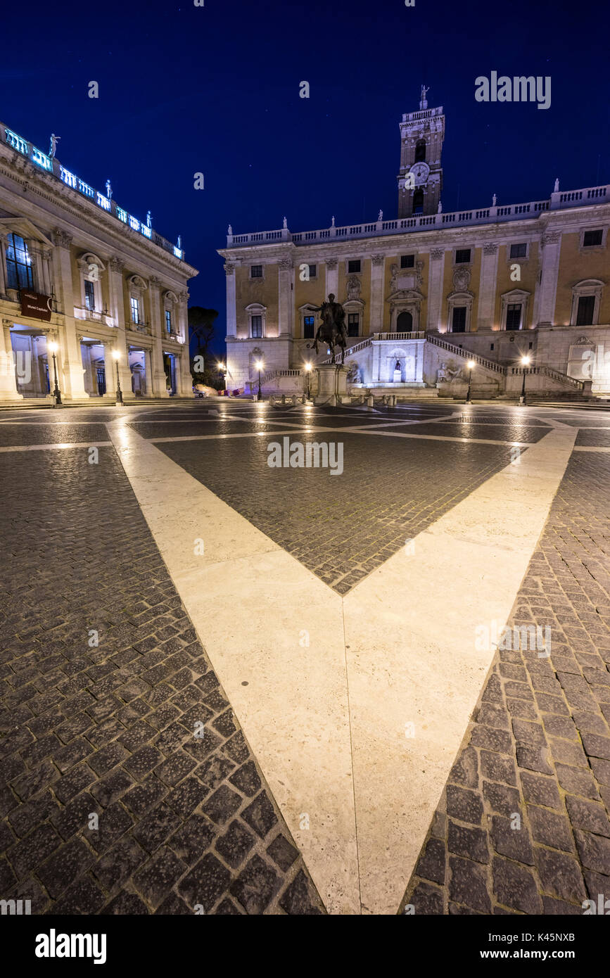 Kapitol, Rom, Latium, Italien. Piazza del Campidoglio bei Nacht Stockfoto