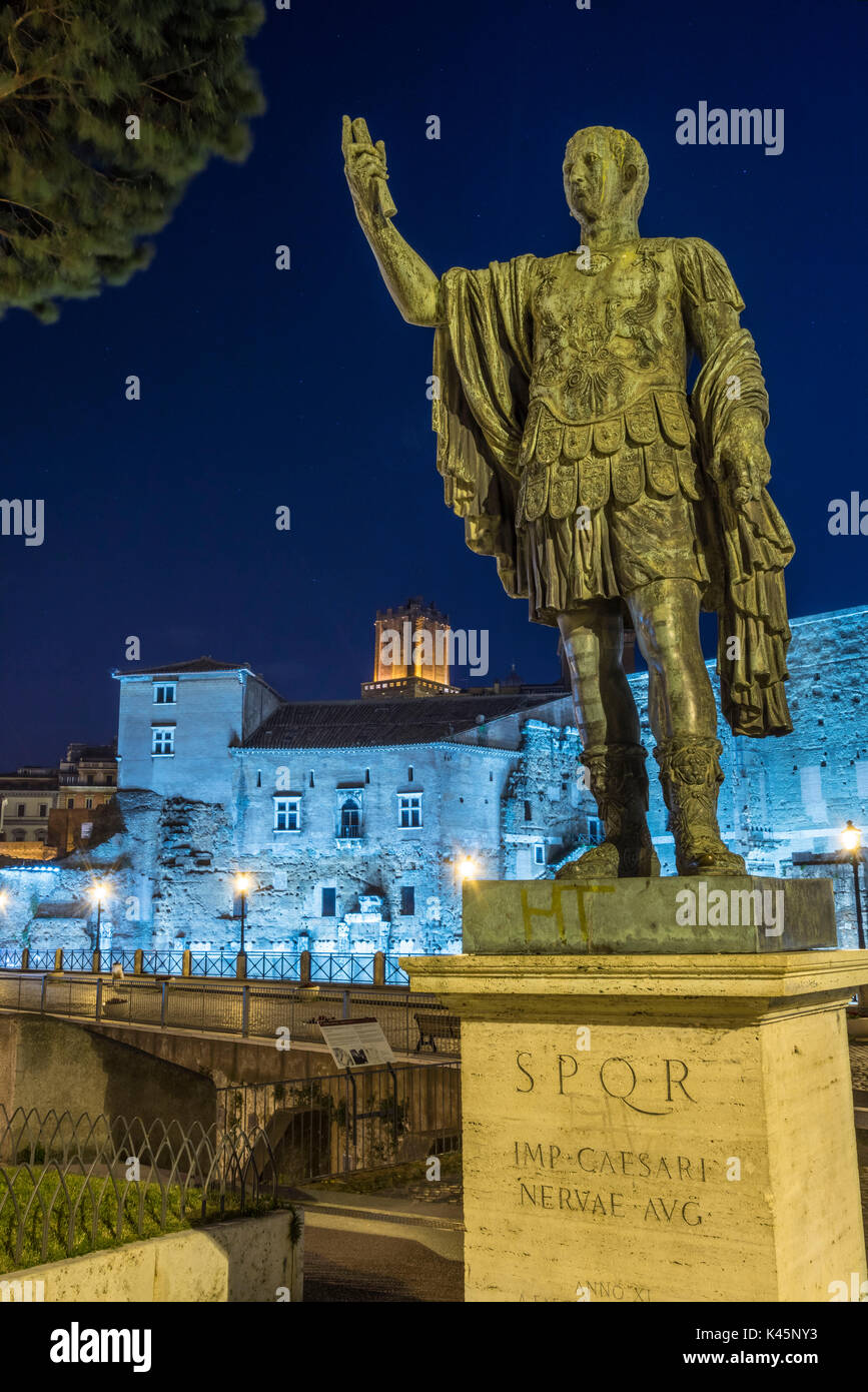 Forum Romanum, Rom, Latium, Italien. Die Statue des Kaisers Julius Caesar bei Nacht Stockfoto