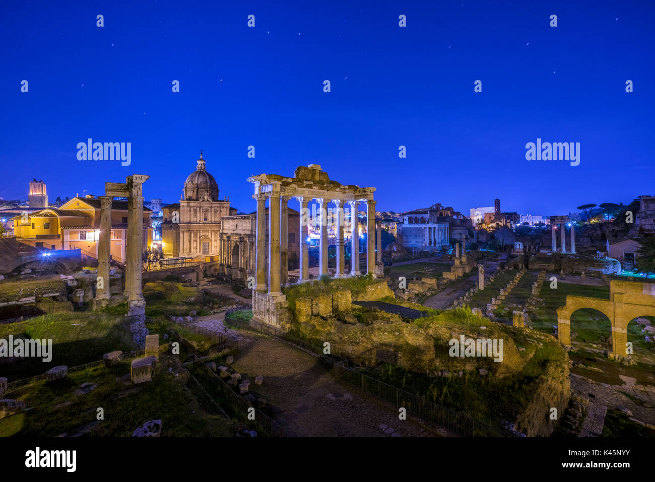 Campidoglio, Rom, Latium. Das Forum Romanum bei Nacht Stockfoto