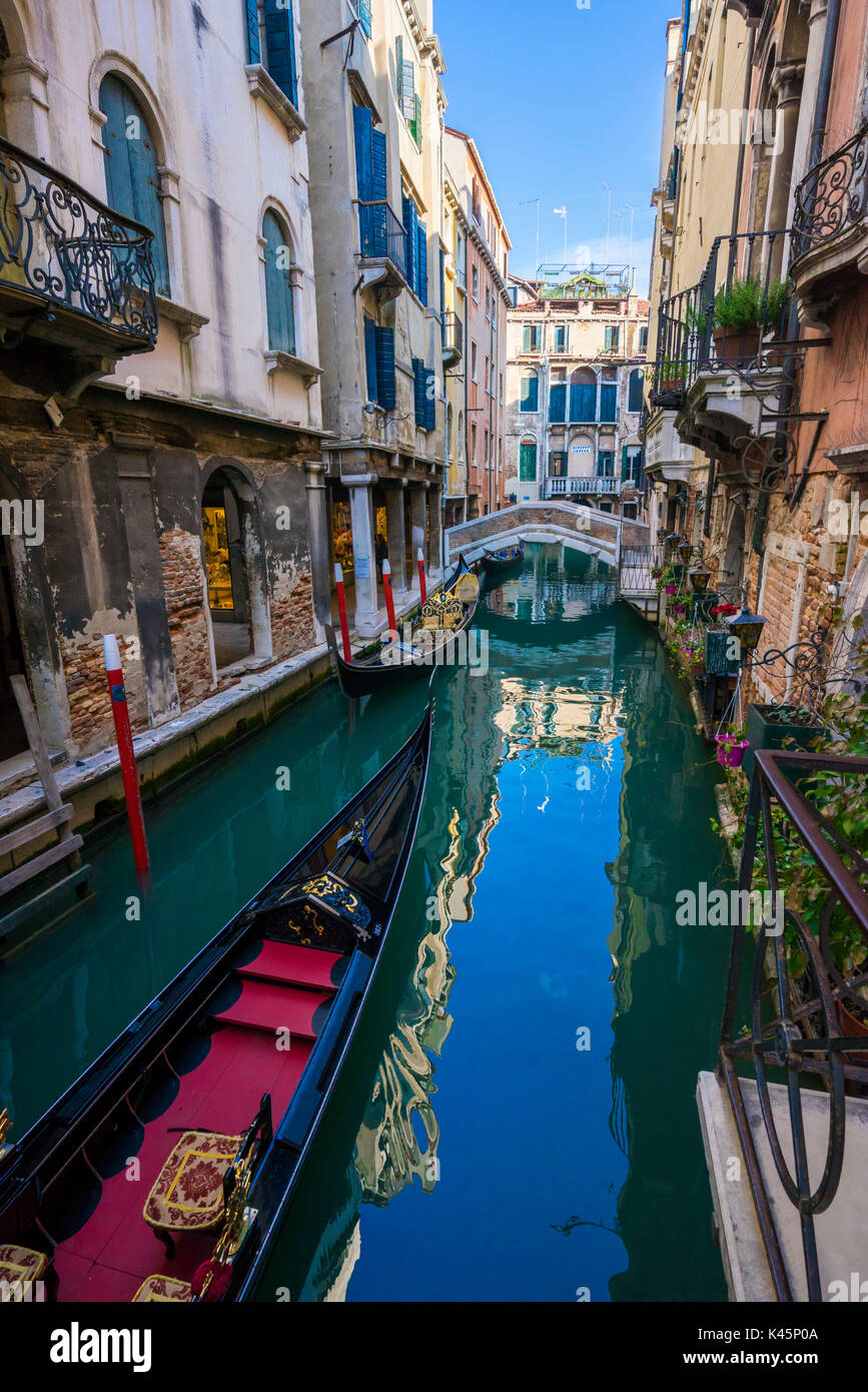 Venedig, Venetien, Italien. Die ikonischen Gondel in Venedig Stockfoto