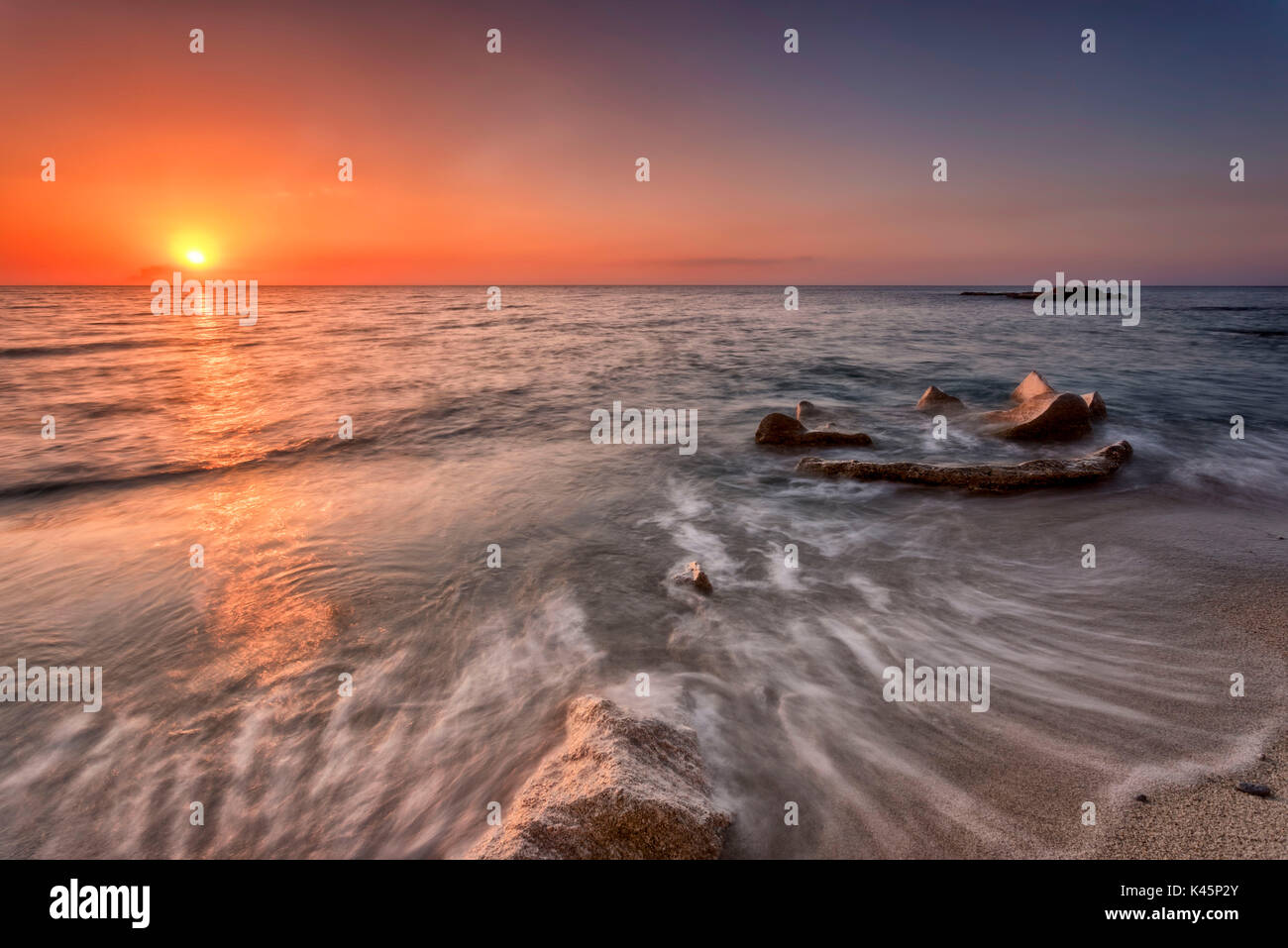 Tropea, Kalabrien, Italien. Sonnenuntergang in der Nähe von Tropea Insel Stockfoto
