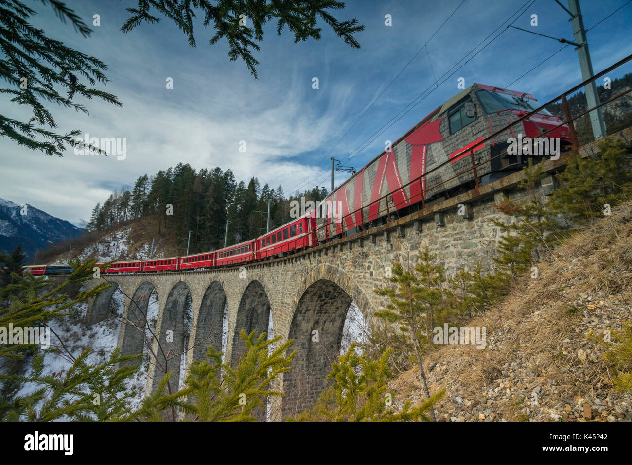 Filisur, Schweiz. Der rote Zug weg laufen auf dem Viadukt. Stockfoto