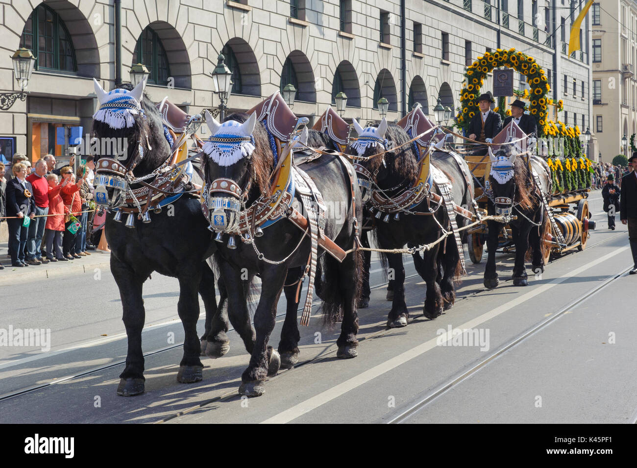 Das Oktoberfest in München ist der weltweit größte Bierfest und öffentliche Eröffnung Parade 9000 Teilnehmer mit Bands und Pferde Stockfoto Das Oktoberfest in München ist der weltweit größte Bierfest und öffentliche Eröffnung Parade 9000 Teilnehmer mit Bands und Pferde Stockfoto