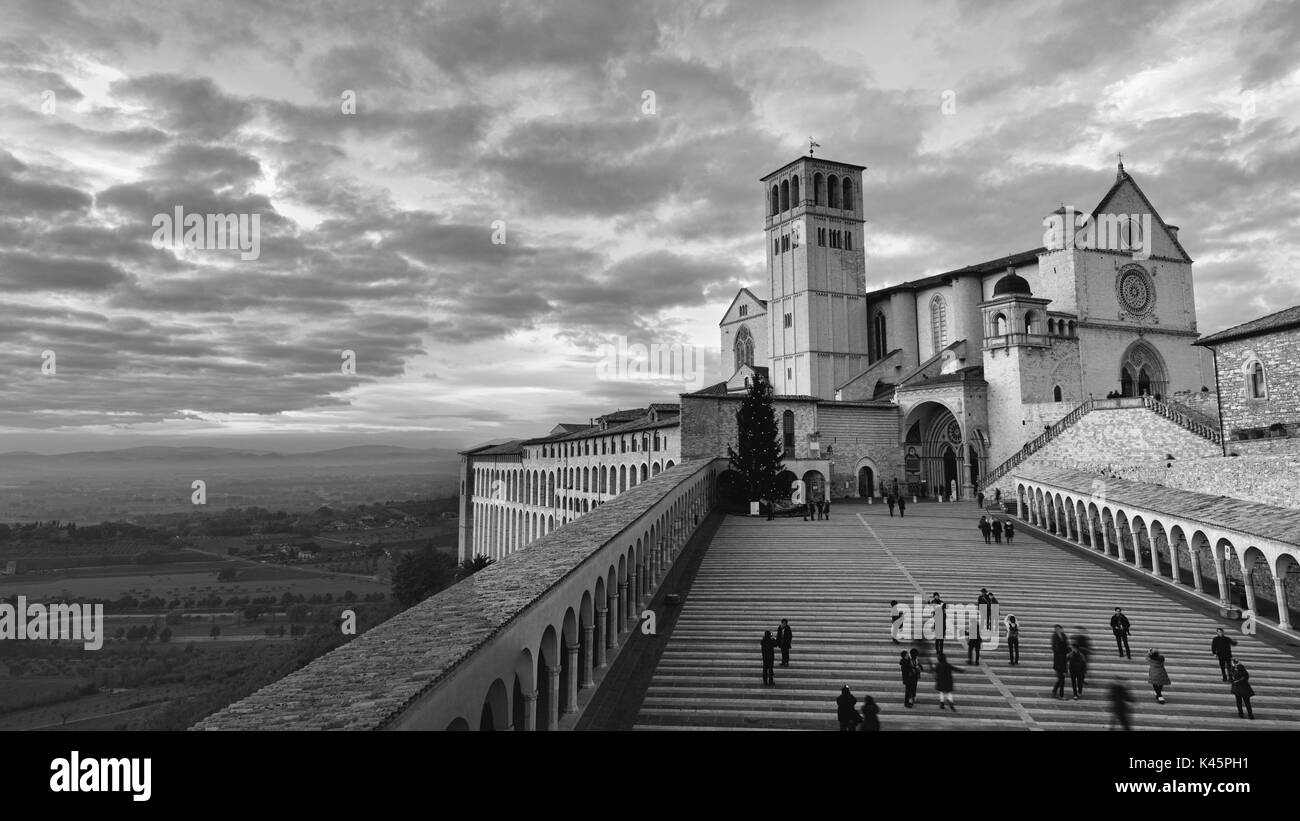 Europa, Italien, Perugia, Assisi Stadtviertel. Die Basilika des Hl. Franziskus bei Sonnenuntergang Stockfoto