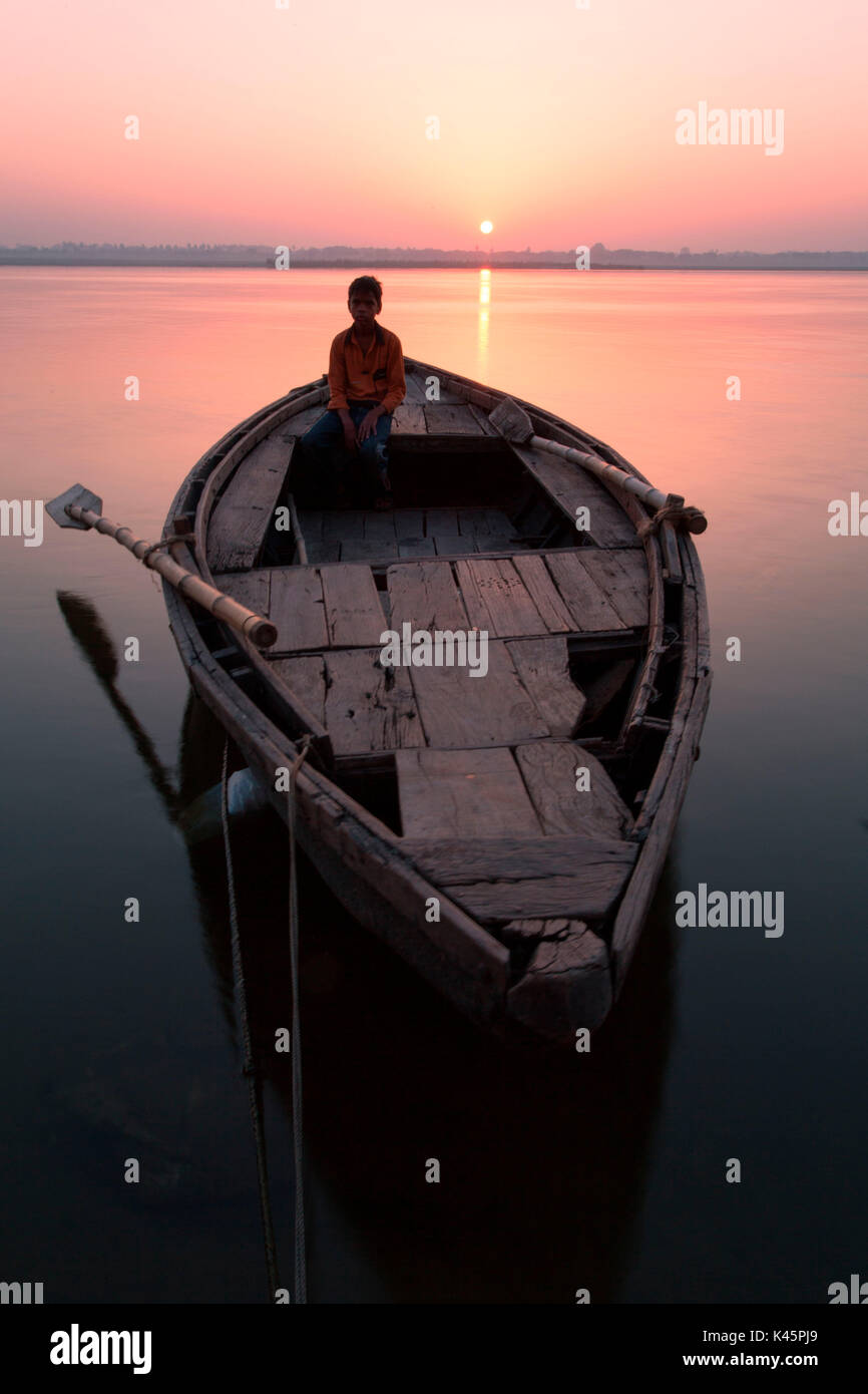 Asien, Indien, Varanasi. Junge im Boot am Ufer des Flusses Ganges Stockfoto Asien, Indien, Varanasi. Junge im Boot am Ufer des Flusses Ganges Stockfoto