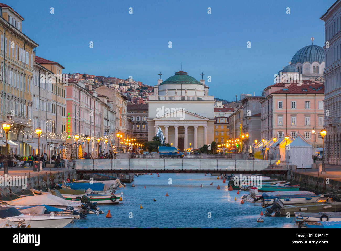 Der Canal Grande mit der Kirche des Hl. Antonius Taumaturgo in der Abenddämmerung. Triest Stadt, Provinz Triest, Friaul Julisch Venetien, Italien, Europa Stockfoto Der Canal Grande mit der Kirche des Hl. Antonius Taumaturgo in der Abenddämmerung. Triest Stadt, Provinz Triest, Friaul Julisch Venetien, Italien, Europa Stockfoto