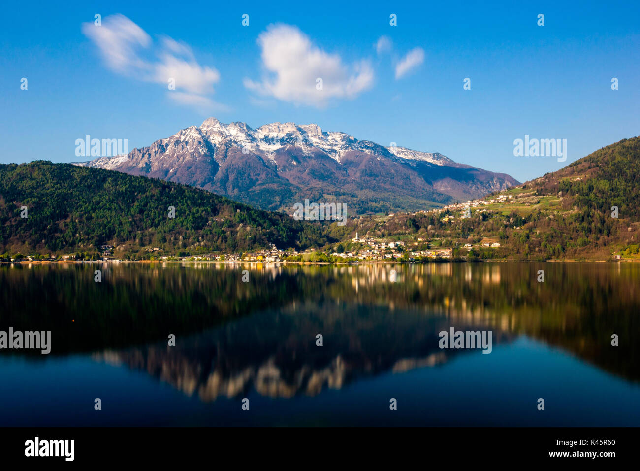 Reflexionen, Lago di Caldonazzo, Provinz Trento, Trentino-Südtirol, Italien. Kleine Stadt am Wasser. Stockfoto