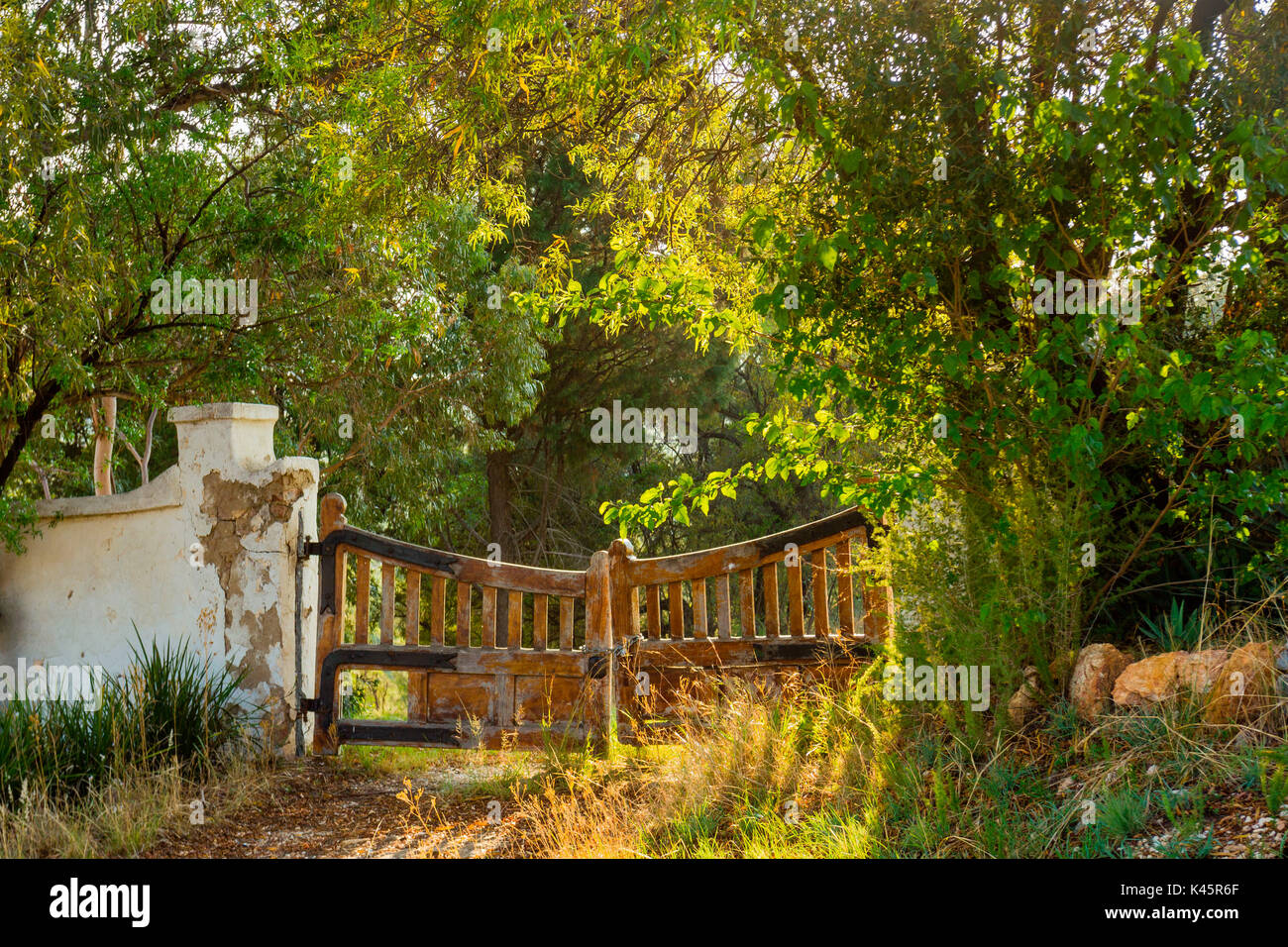 Landschaft, Lanseria, Johannesburg in der Provinz Gauteng, Südafrika. Alte Tore an verlassenen Haus. Stockfoto