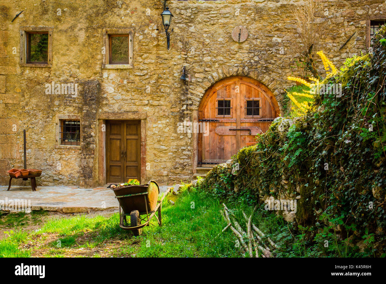 Wassermühle, Val di Sopra, Lusiana, Hochebene von Asiago in der Provinz Vicenza, Venetien, Italien. Altes Steinhaus am Fluss. Stockfoto