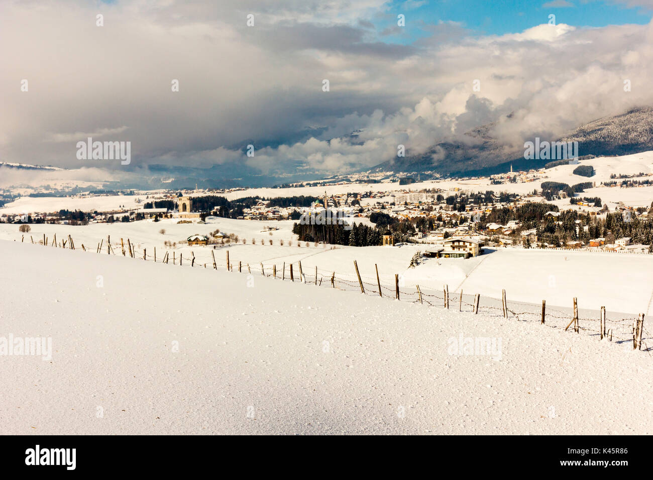 Hochebene von Asiago in der Provinz Vicenza, Venetien, Italien. Winter Landschaft der Stadt. Stockfoto