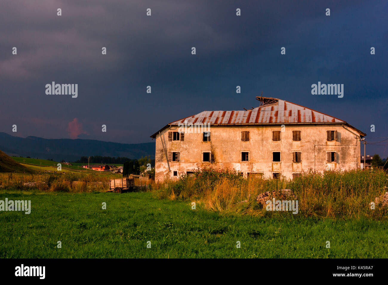 Hochebene von Asiago in der Provinz Vicenza, Venetien, Italien. Traditionelles Bauernhaus von Asiago. Stockfoto