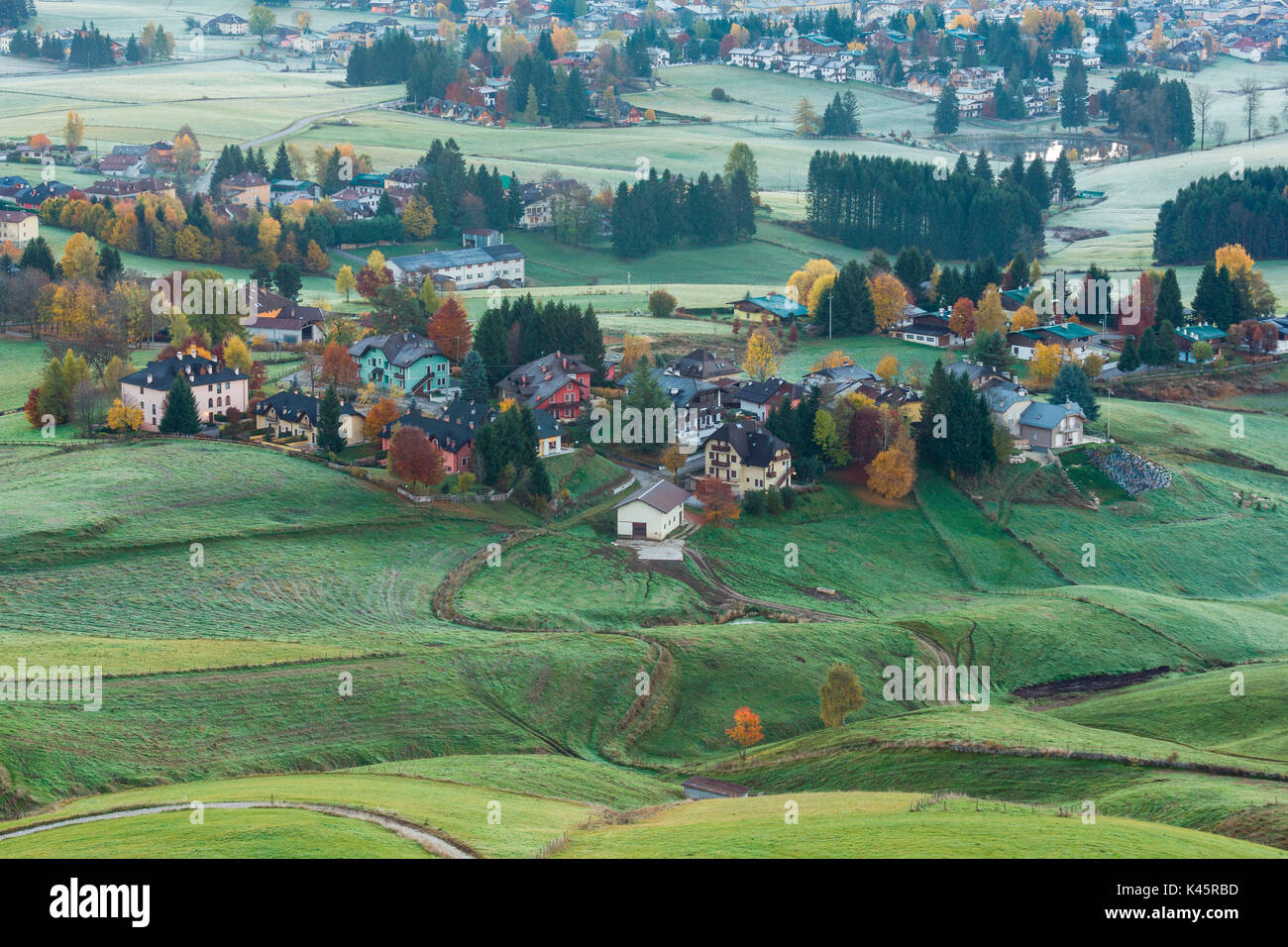 Stadt, Hochebene von Asiago in der Provinz Vicenza, Venetien, Italien. Berg Häuser im Herbst. Stockfoto