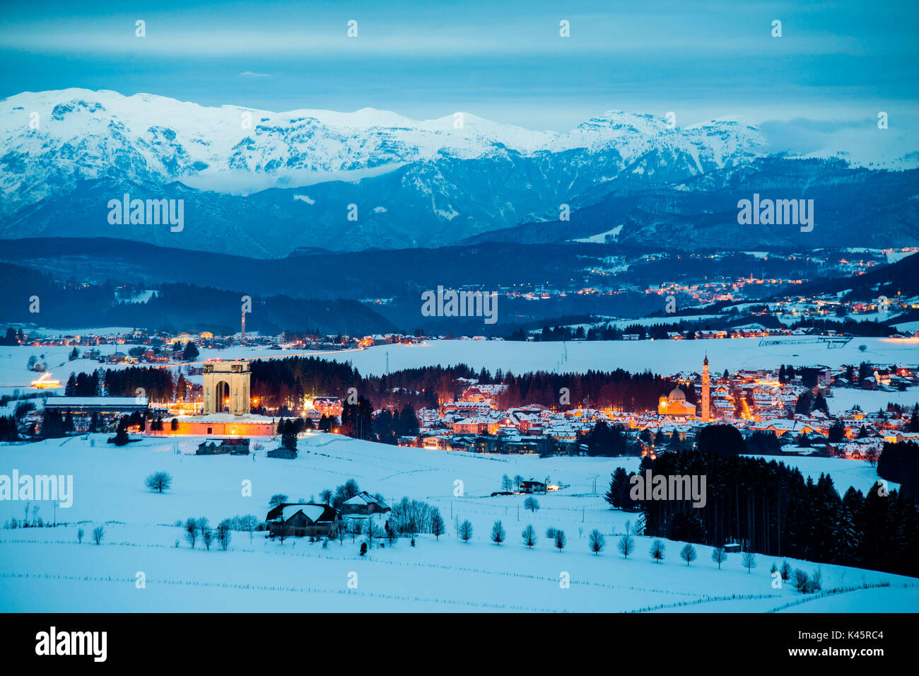 Stadt, Asiago, der Provinz Vicenza, Venetien, Italien. Panorama von Asiago blaue Stunde. Stockfoto