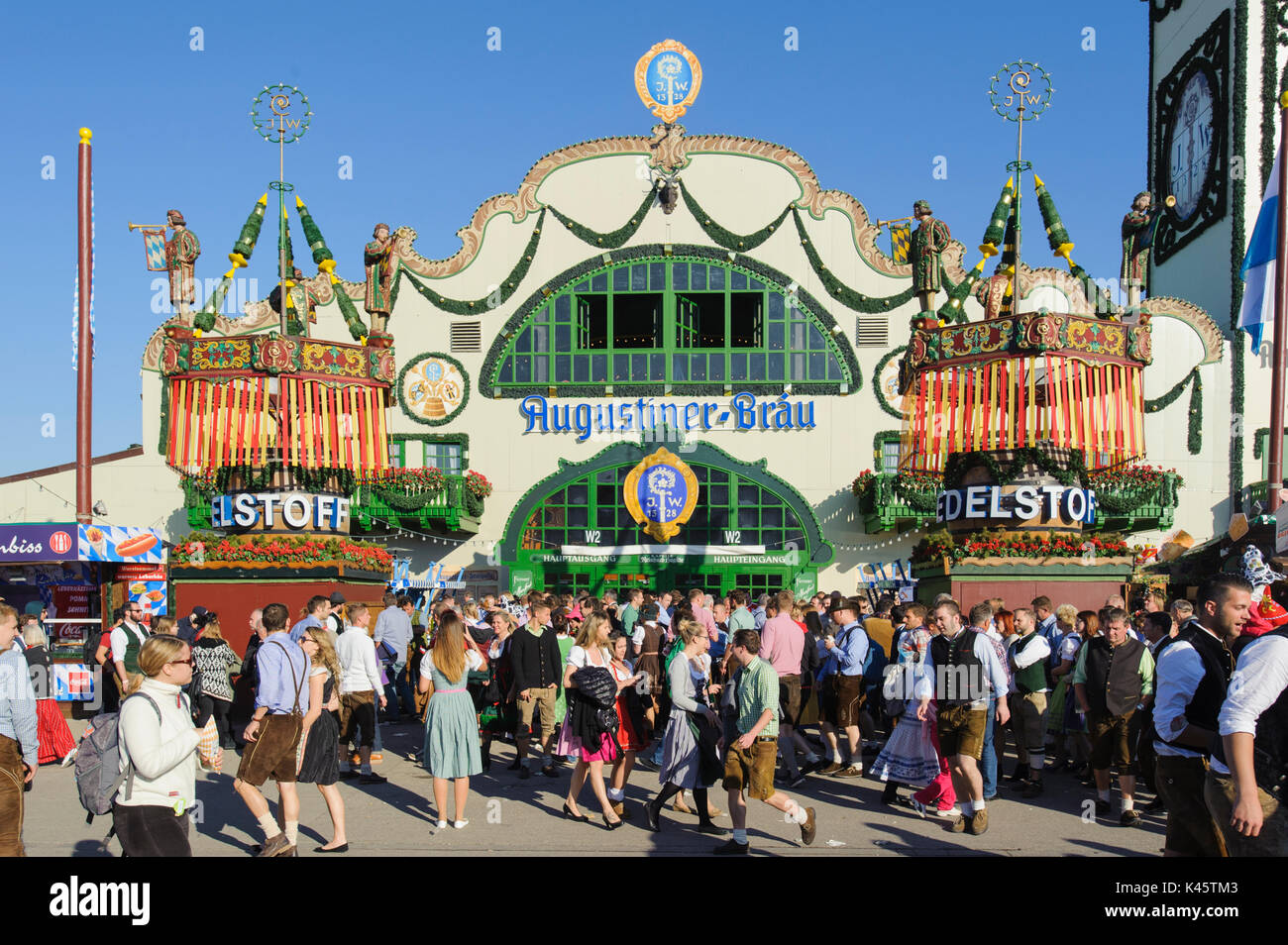 Das Oktoberfest in München ist das größte Volksfest der Welt mit vielen riesigen Bierzelten, Karussells, und Belustigung Hütten Stockfoto