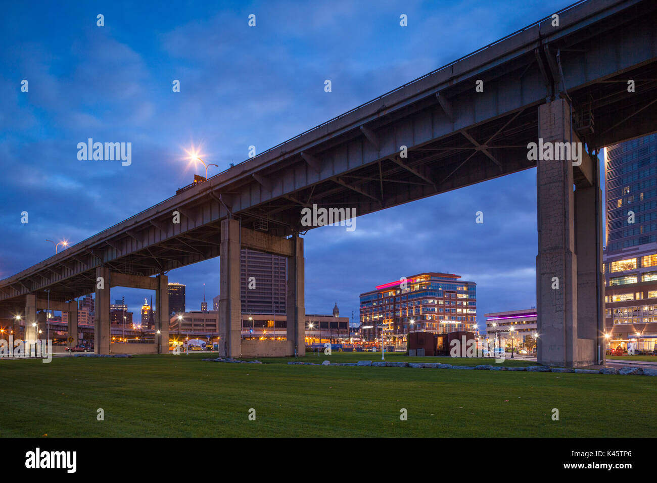 USA, New York, New York, Buffalo, am Kanal gelegenes Park, renovierten ehemaligen Industrial Zone, Rt5 Überführung, Dawn Stockfoto