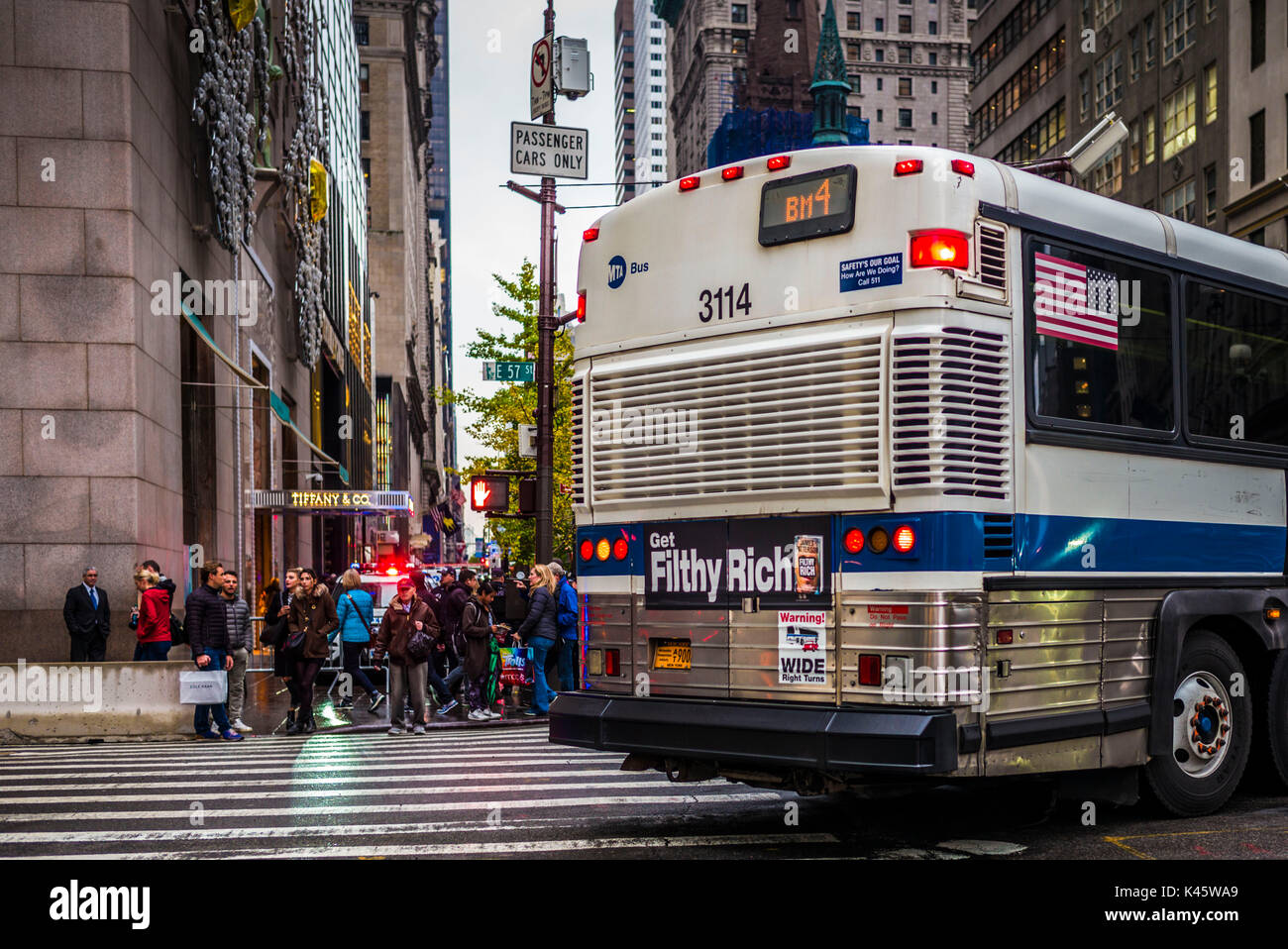 USA, New York, New York City, Midtown Manhattan, Filthy Rich bus Zeichen von Trump Tower Stockfoto