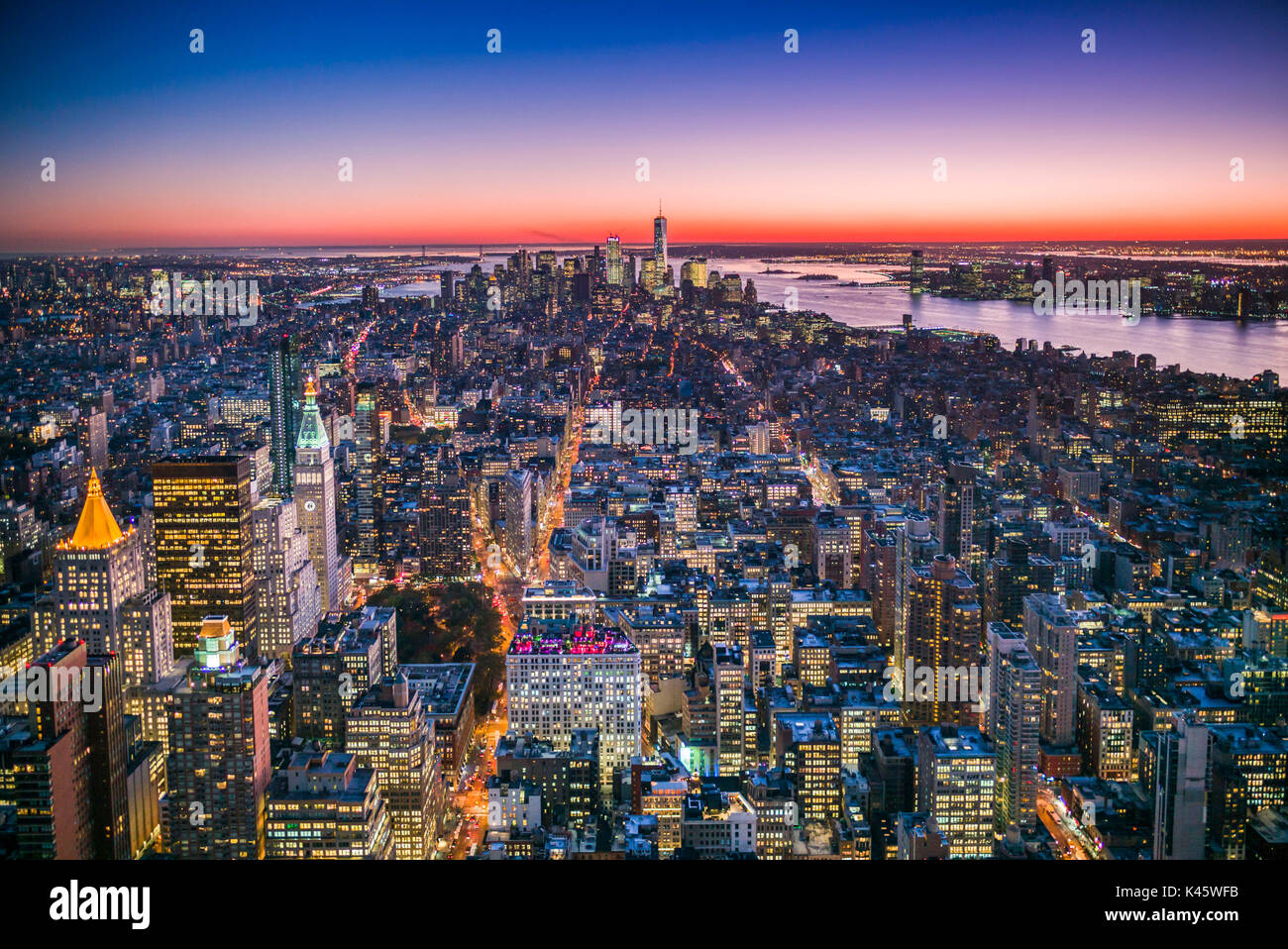USA, New York, New York City, Midtown Manhattan, erhöhten Blick auf Lower Manhattan, Dämmerung Stockfoto